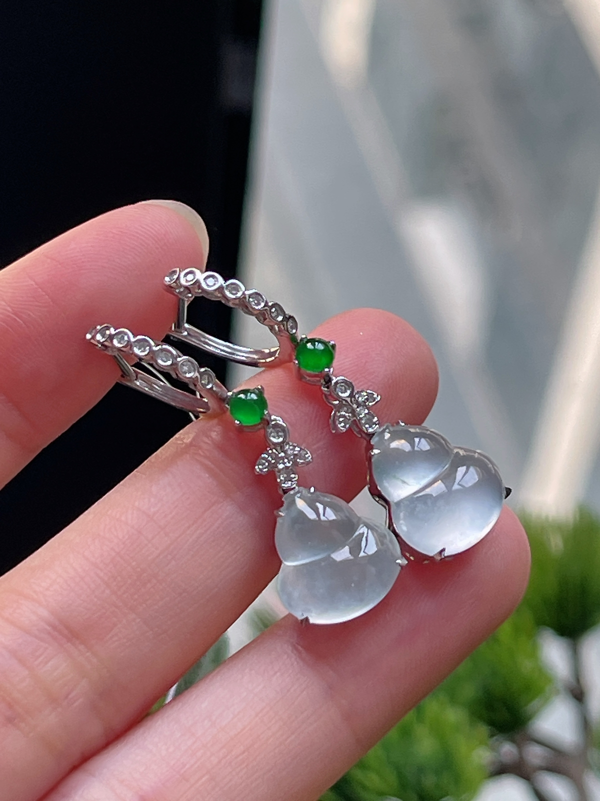 翡翠白冰茅台白耳坠，印记：G18K,伴钻石