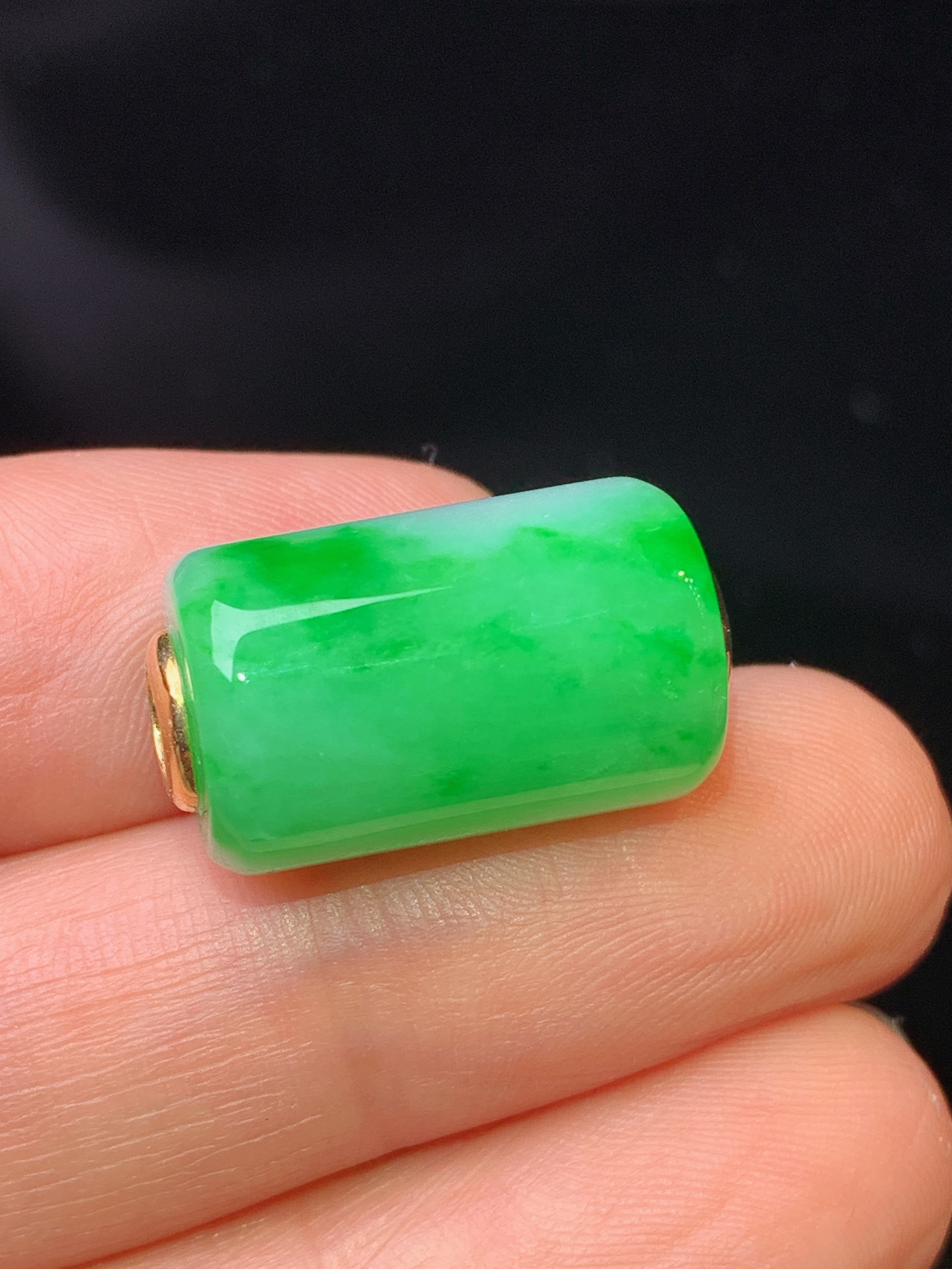 18k金镶嵌翠绿路路通吊坠 玉质细腻 色泽艳丽清新 水润亮眼 整体尺寸11.5*17.6