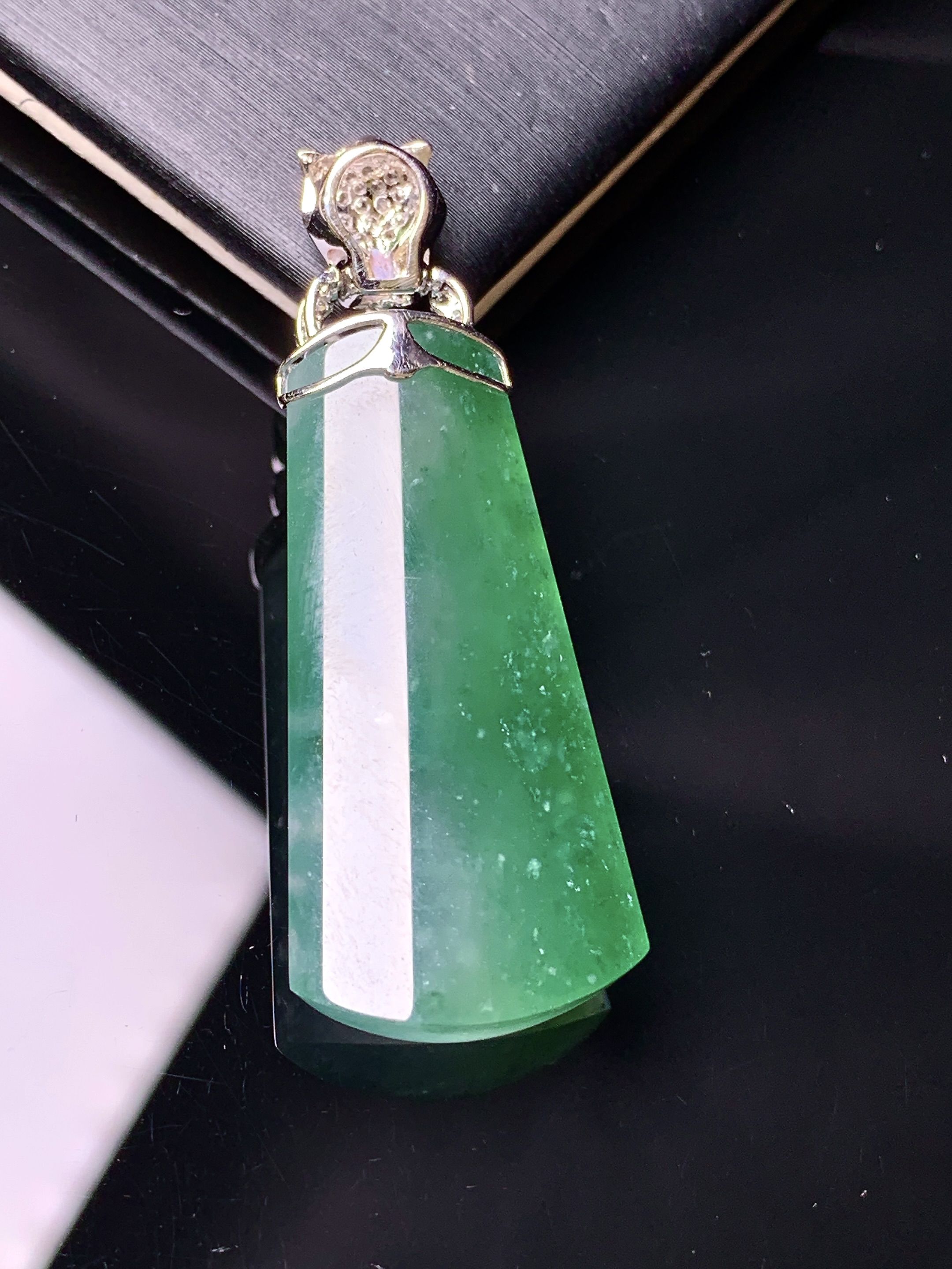 18k金钻镶嵌冰种飘绿玉柱吊坠 玉质细腻 色泽艳丽清新 水润亮眼 整体尺寸43.2*16.2*6b1