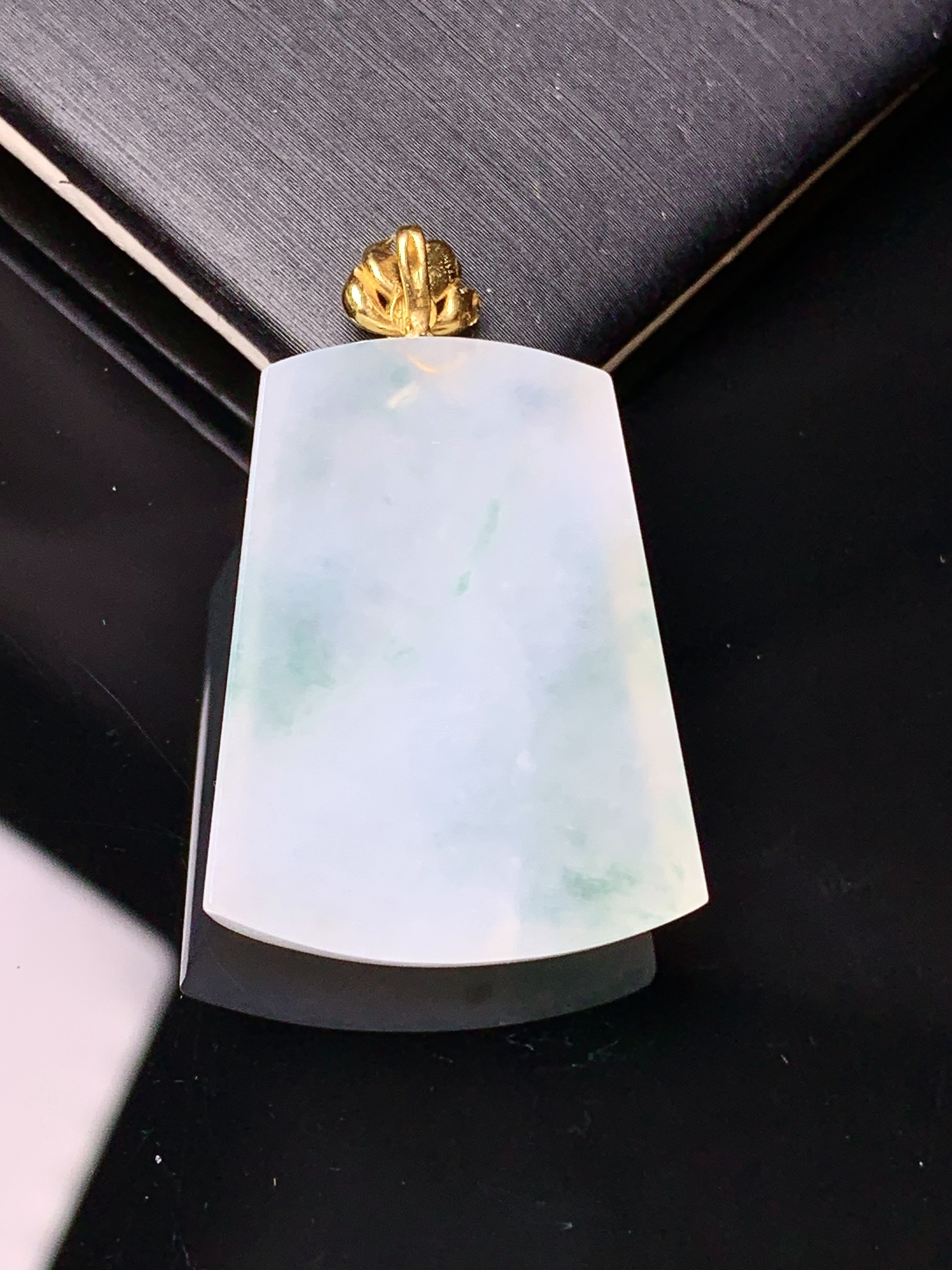 18k金镶嵌冰种飘绿无事牌吊坠 玉质细腻 色泽艳丽清新 水润亮眼 整体尺寸34.3*22.2*4.8c1