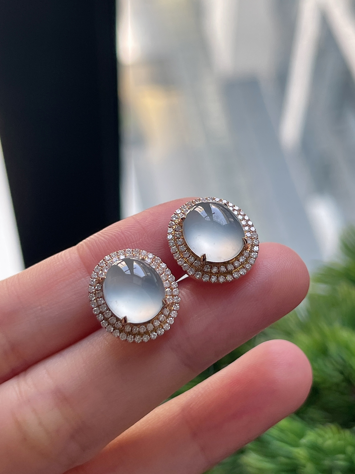 翡翠白冰耳钉，印记：G18K,伴钻石