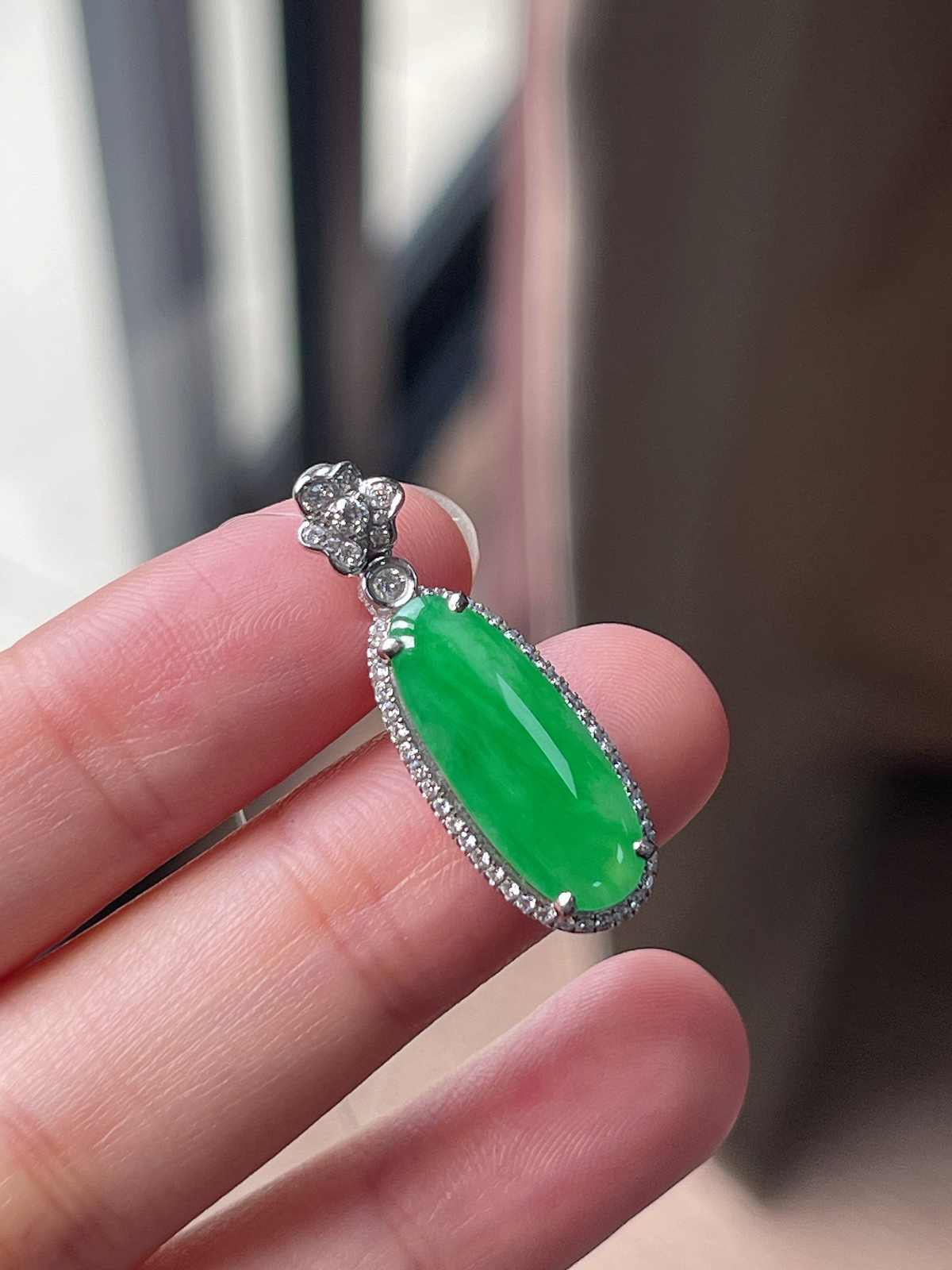 翡翠冰糯种绿色福瓜挂件，印记：Au750,伴钻石