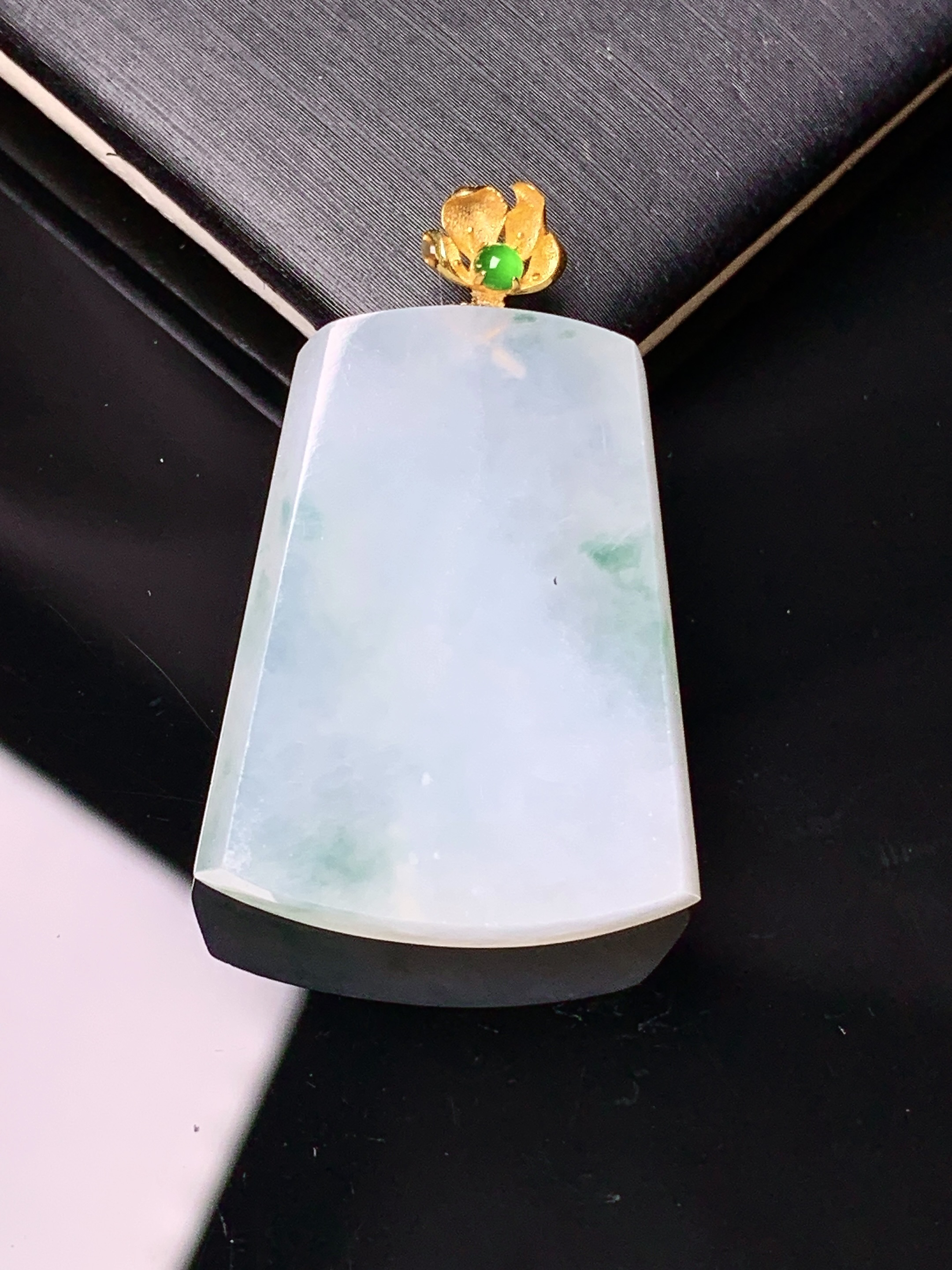 18k金镶嵌冰种飘绿无事牌吊坠 玉质细腻 色泽艳丽清新 水润亮眼 整体尺寸34.3*22.2*4.8c1