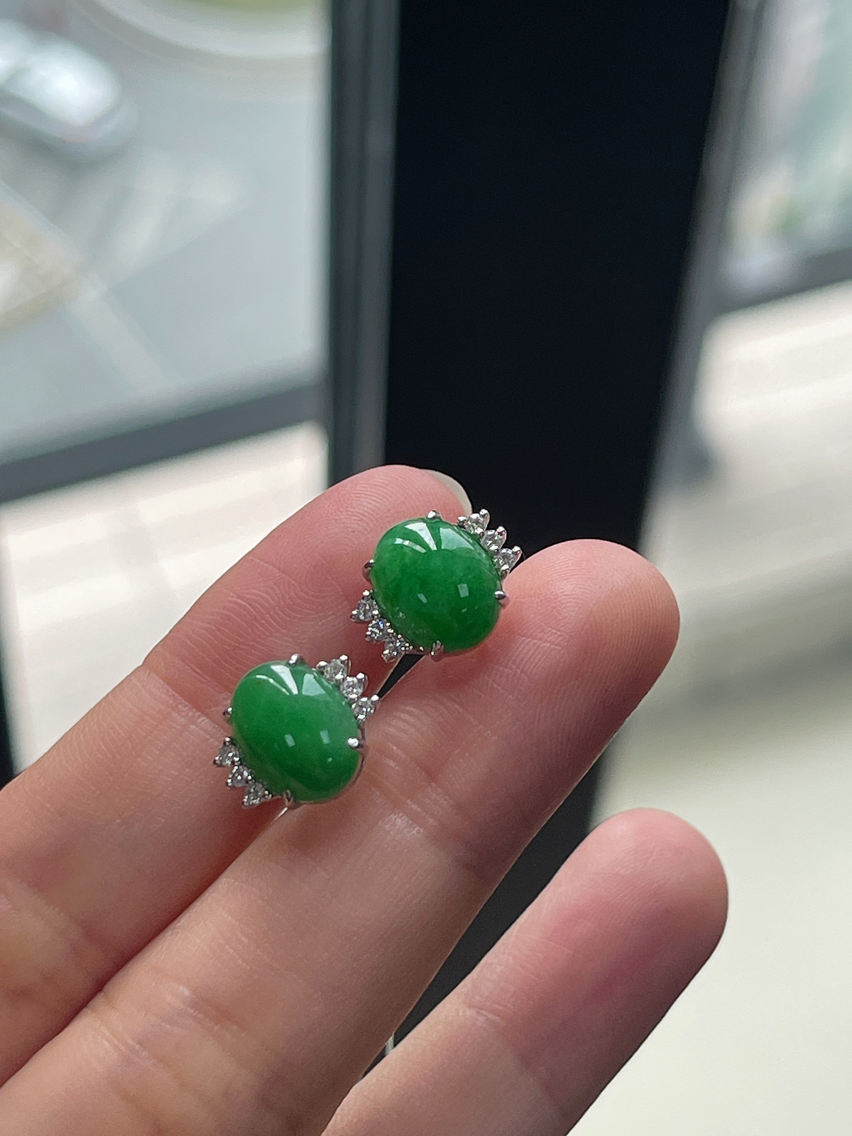 翡翠糯化种满绿耳钉，印记：G18K,伴钻石