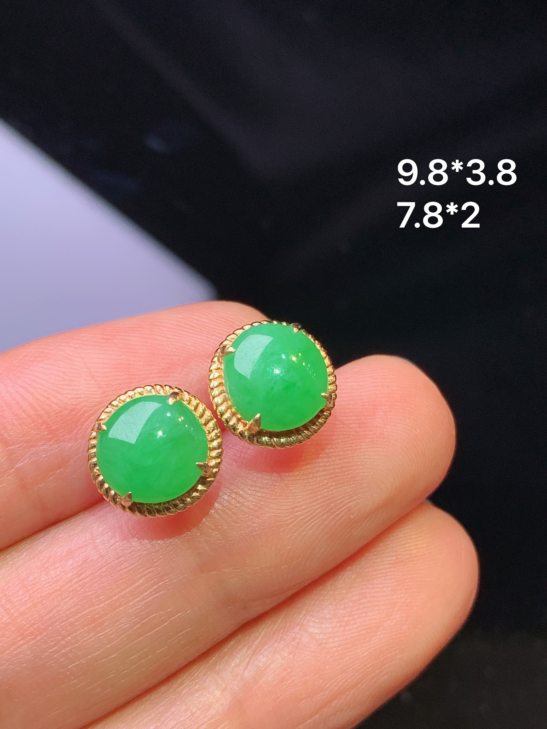 18k金钻镶嵌翠绿蛋面耳钉 玉质细腻 色泽艳丽清新 水润亮眼 整体尺寸9.8*3.8j2