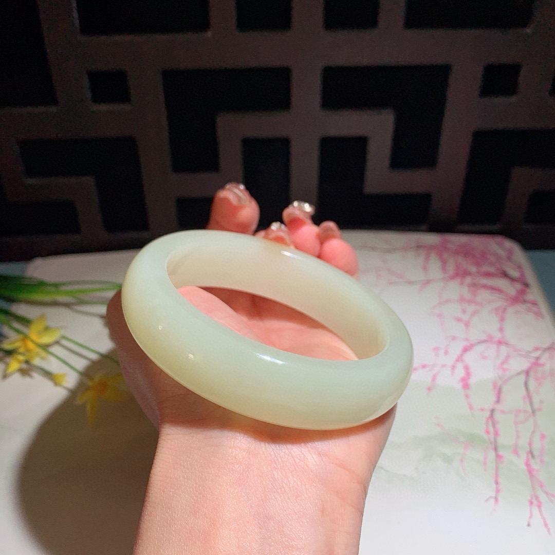 和田玉61圈口黄口料宽版手镯！玉质细腻油润 底色纯净 无裂无杂 脂粉好，品质高。