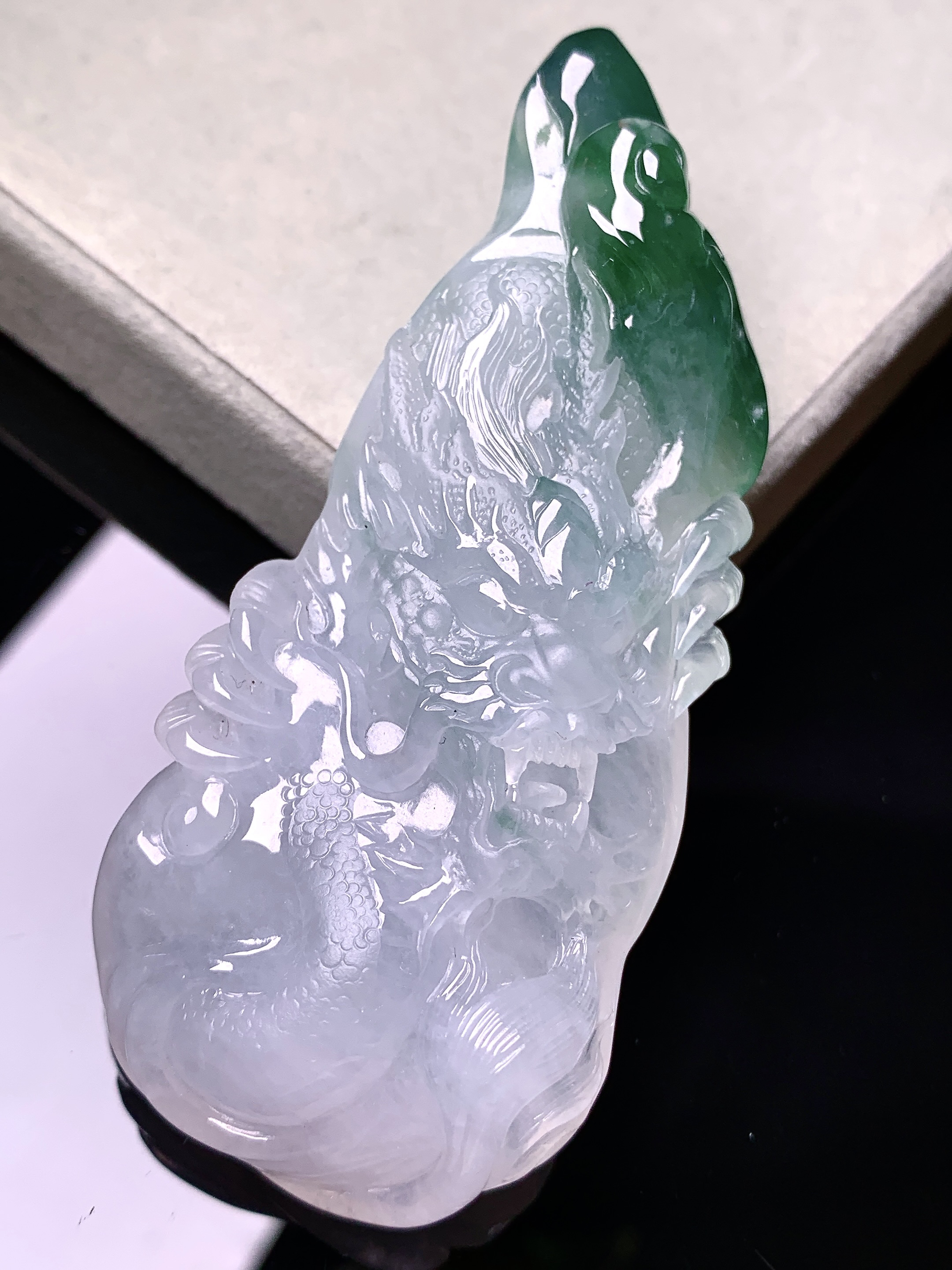 飘绿龙牌吊坠 玉质细腻 色泽艳丽清新 水润亮眼 整体尺寸75.6*32.6*13.8c1