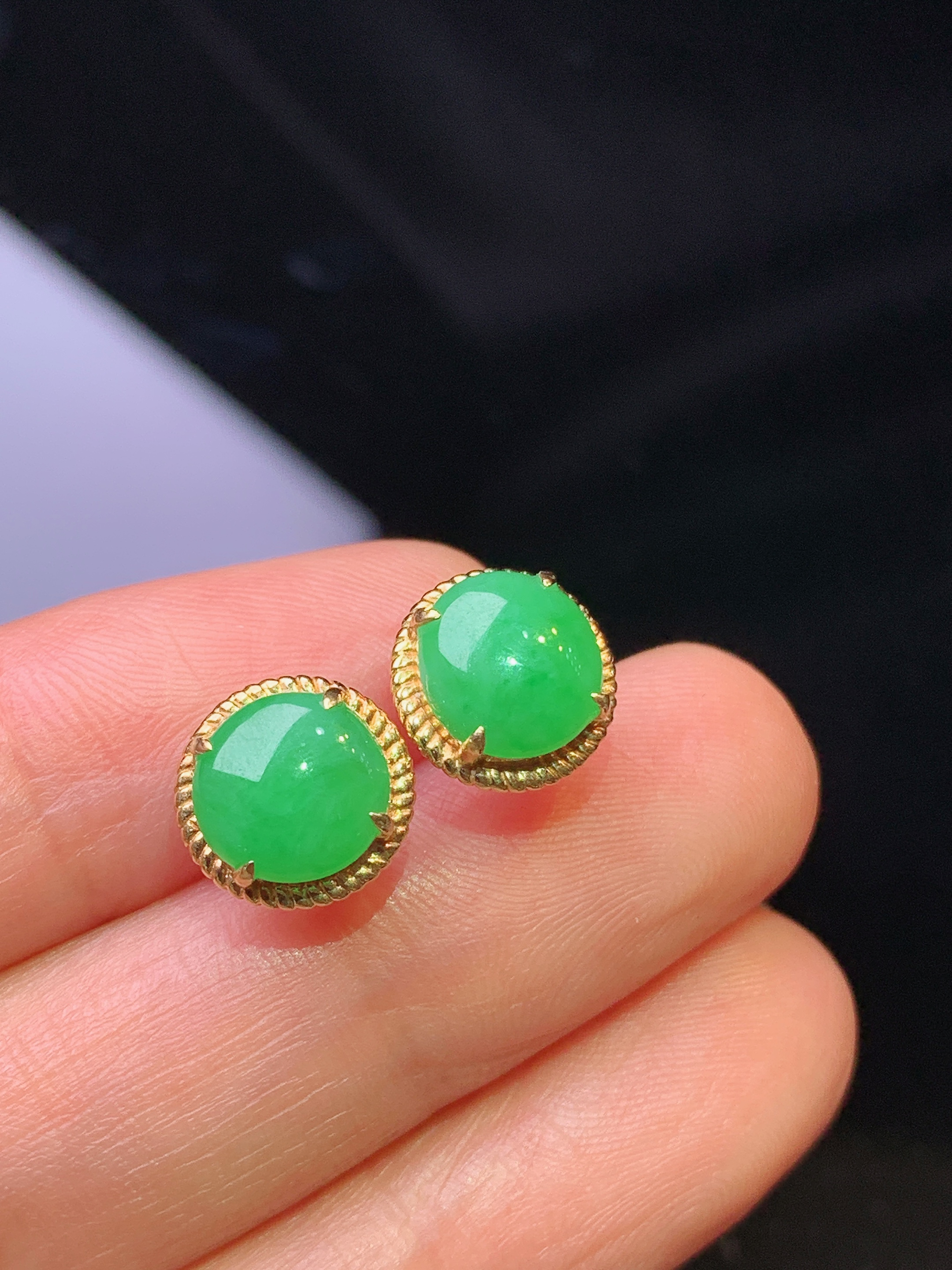 18k金钻镶嵌翠绿蛋面耳钉 玉质细腻 色泽艳丽清新 水润亮眼 整体尺寸9.8*3.8j2