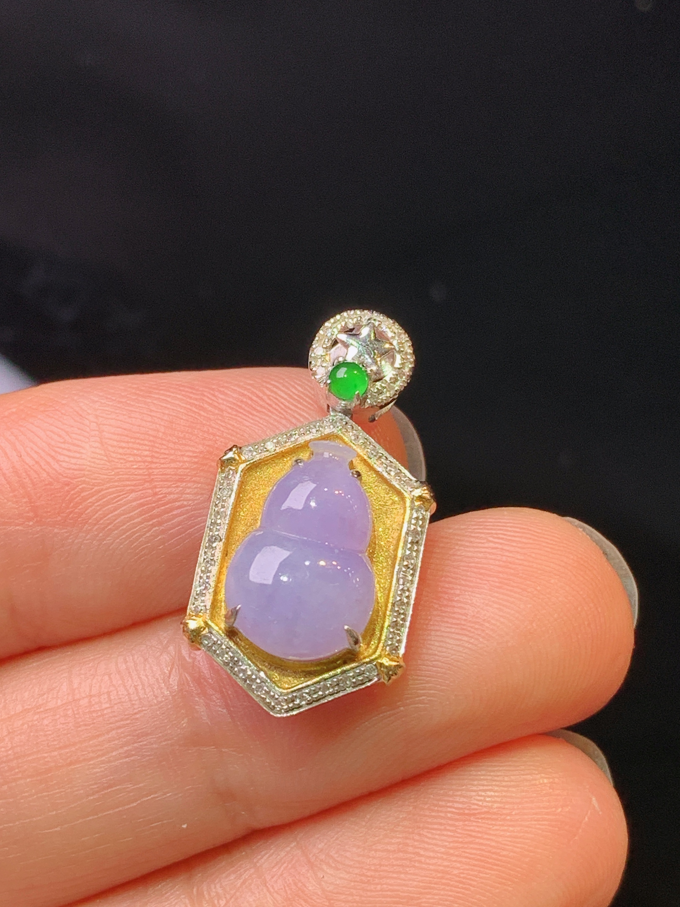 18k金钻镶嵌紫罗兰葫芦吊坠 玉质细腻 色泽艳丽清新 水润亮眼 整体尺寸22.7*11.8*6.5y4