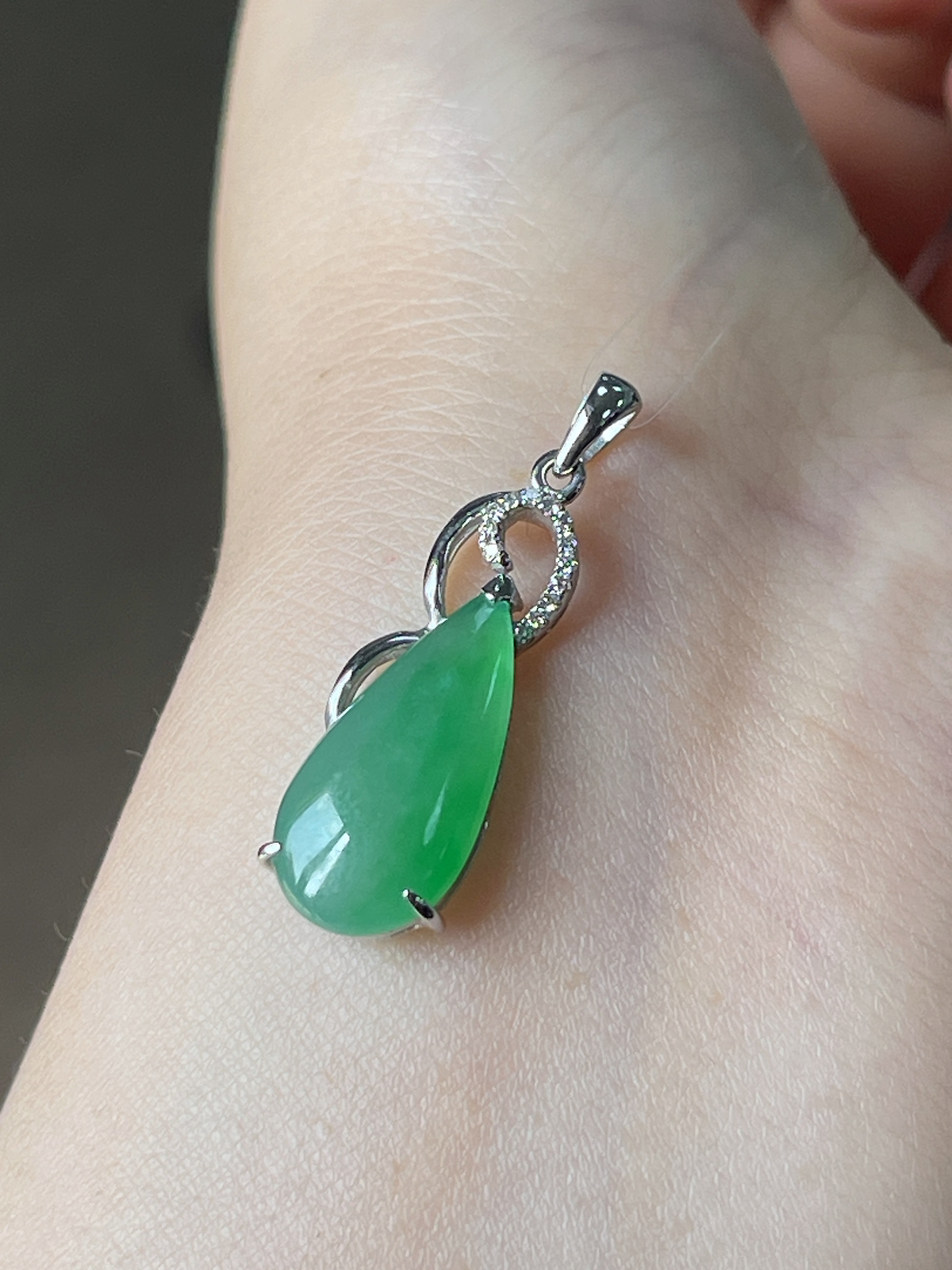 翡翠冰糯种浅绿色水滴吊坠，印记：G18K,伴钻石