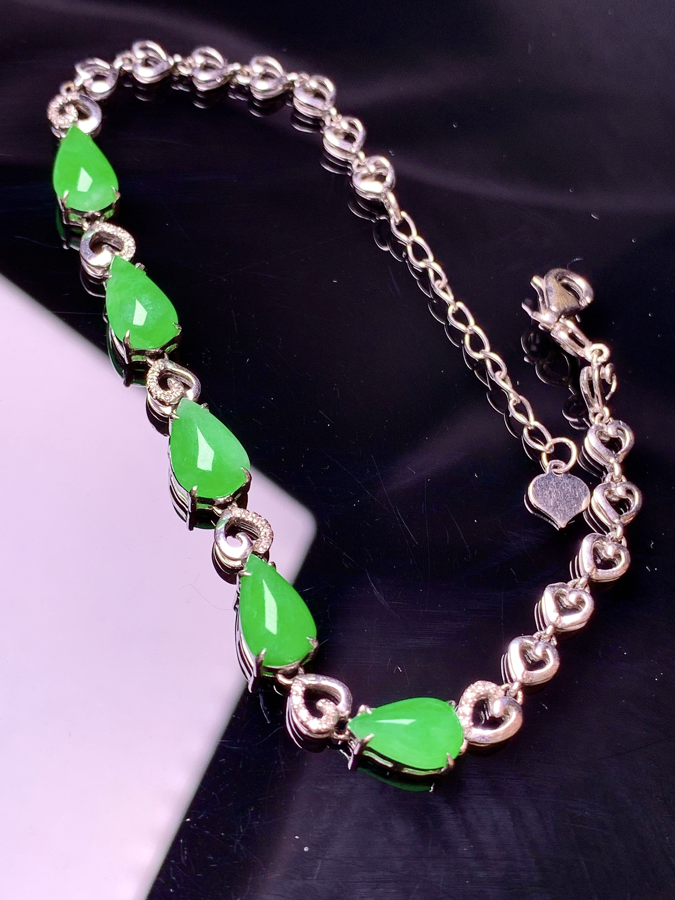 18k金钻镶嵌翠绿水滴吊坠 玉质细腻 色泽艳丽清新 水润亮眼 整体尺寸170*5.7*4.5w1