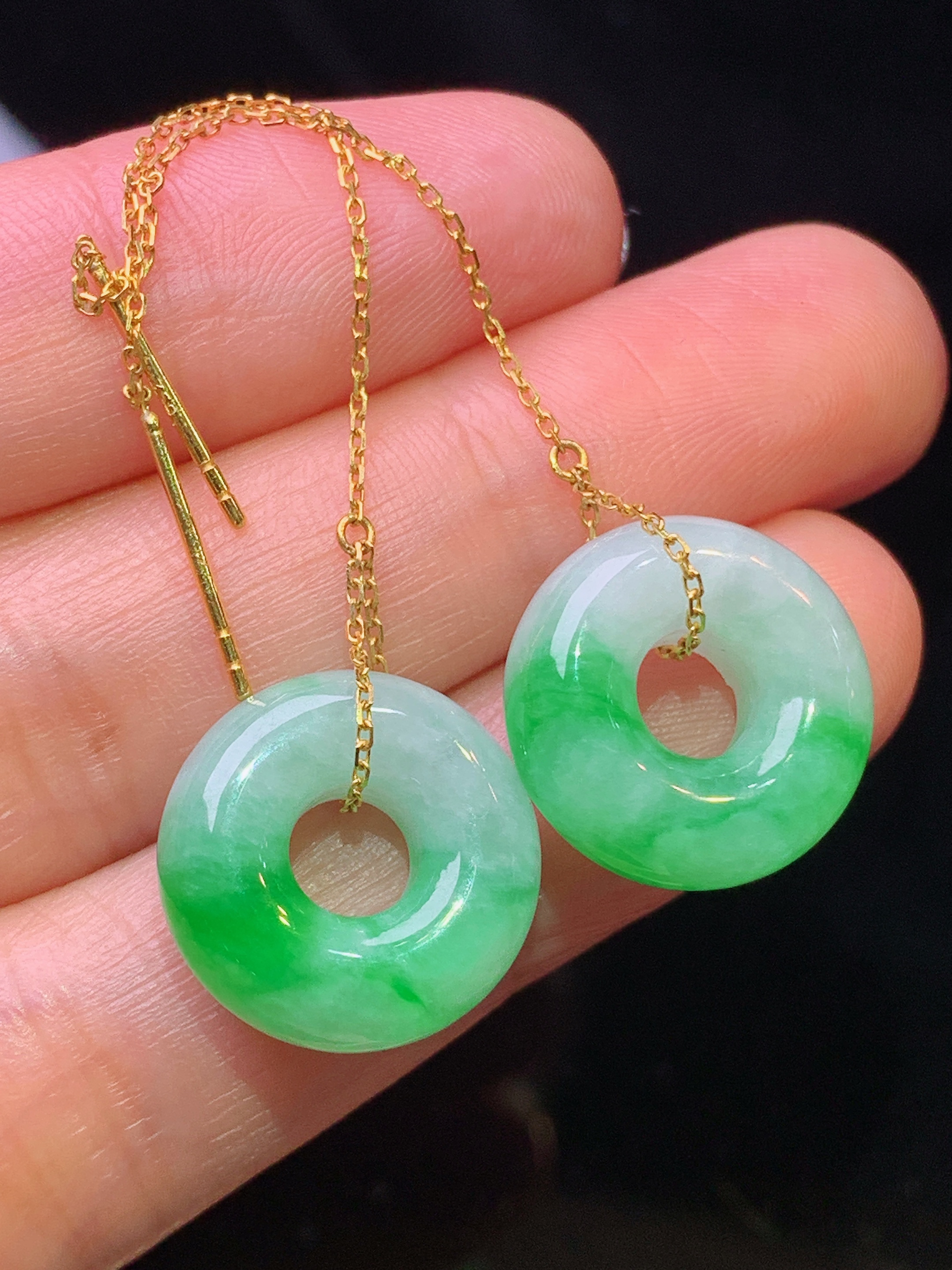 18k金镶嵌飘绿平安环耳坠 玉质细腻 色泽艳丽清新 水润亮眼 整体尺寸15.5*6.5j2