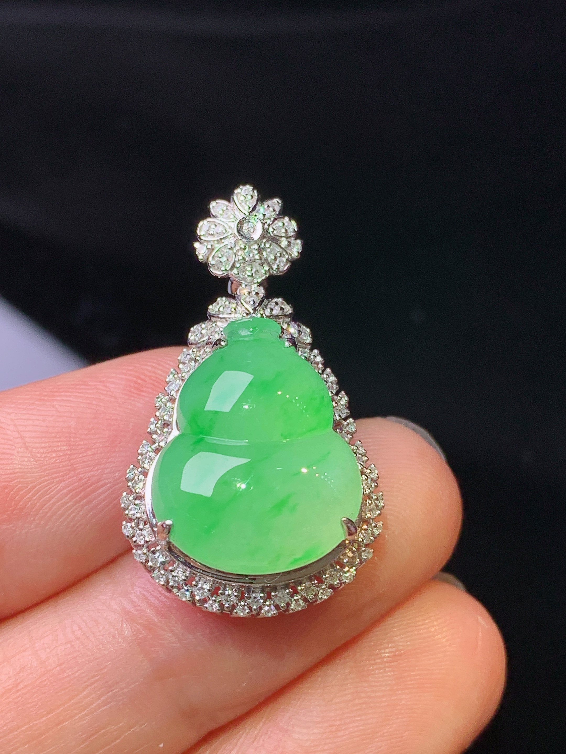 18k金钻镶嵌翠绿葫芦吊坠 玉质细腻 色泽艳丽清新 水润亮眼 整体尺寸29.2*16.8*10.5y4