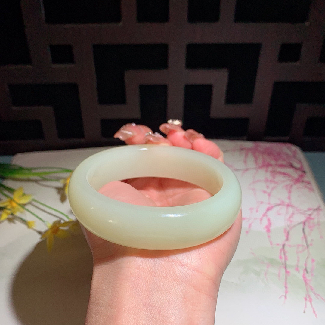 和田玉61圈口黄口料宽版手镯！玉质细腻油润 底色纯净 无裂无杂 脂粉好，品质高。