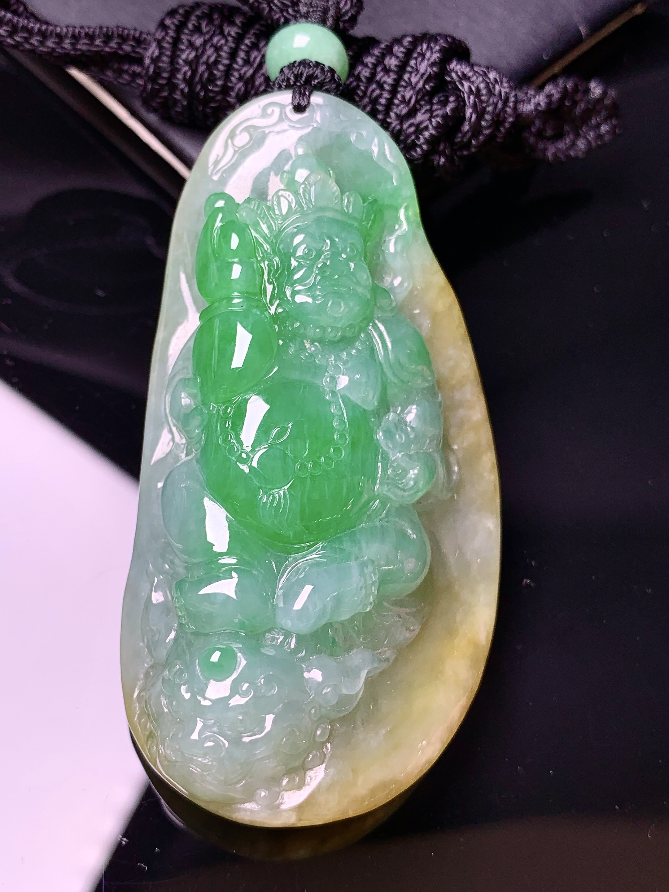 黄绿黄财神吊坠 玉质细腻 色泽艳丽清新 水润亮眼 整体尺寸63.8*33.2*15.8L