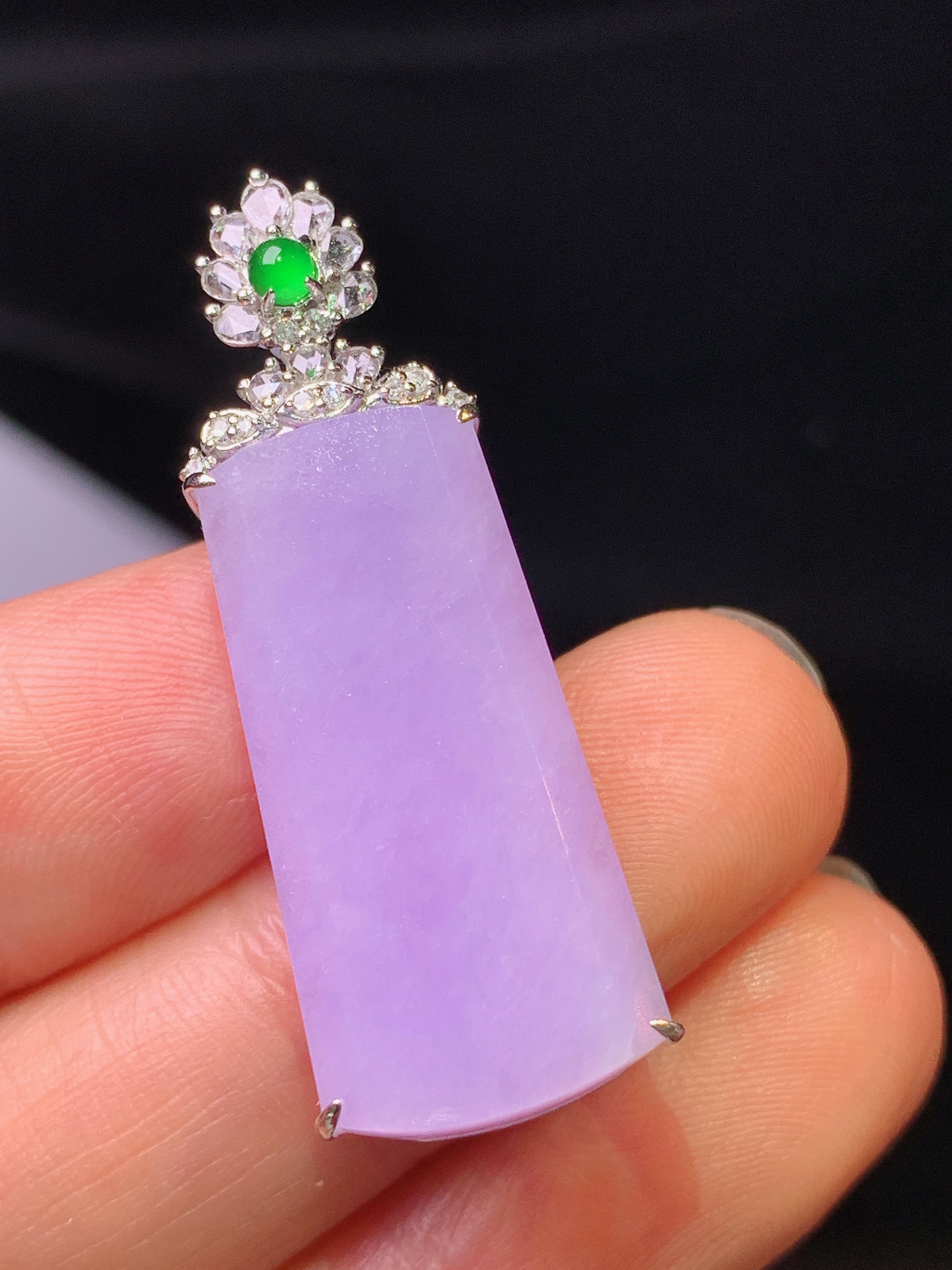 18k金钻镶嵌紫罗兰无事牌吊坠 玉质细腻 色泽艳丽清新 水润亮眼 整体尺寸35.8*12.2*7.6