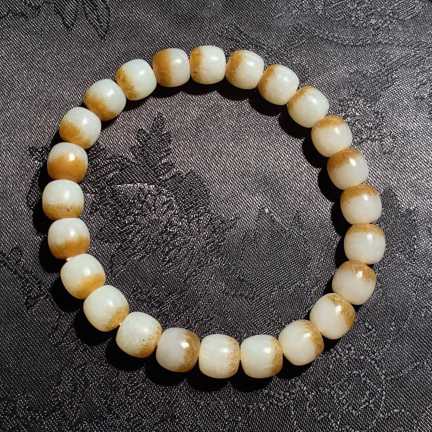 新疆和田玉白且末糖老型珠手串 单颗尺寸8重21.5克。玉质细腻油润。手推出油。佩戴高端典雅。lt260318