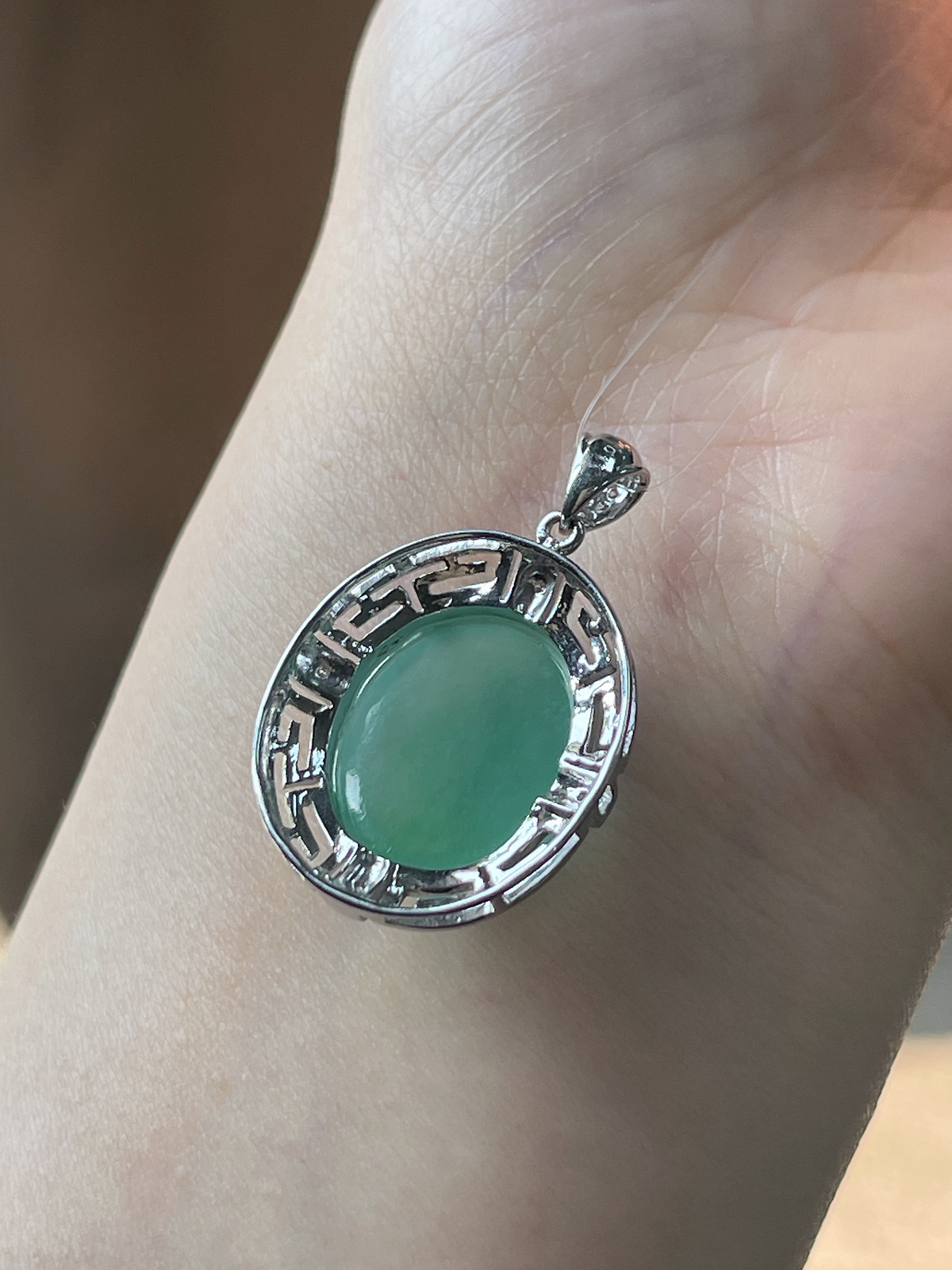 翡翠冰糯种绿色蛋面吊坠，印记：G18K,伴钻石