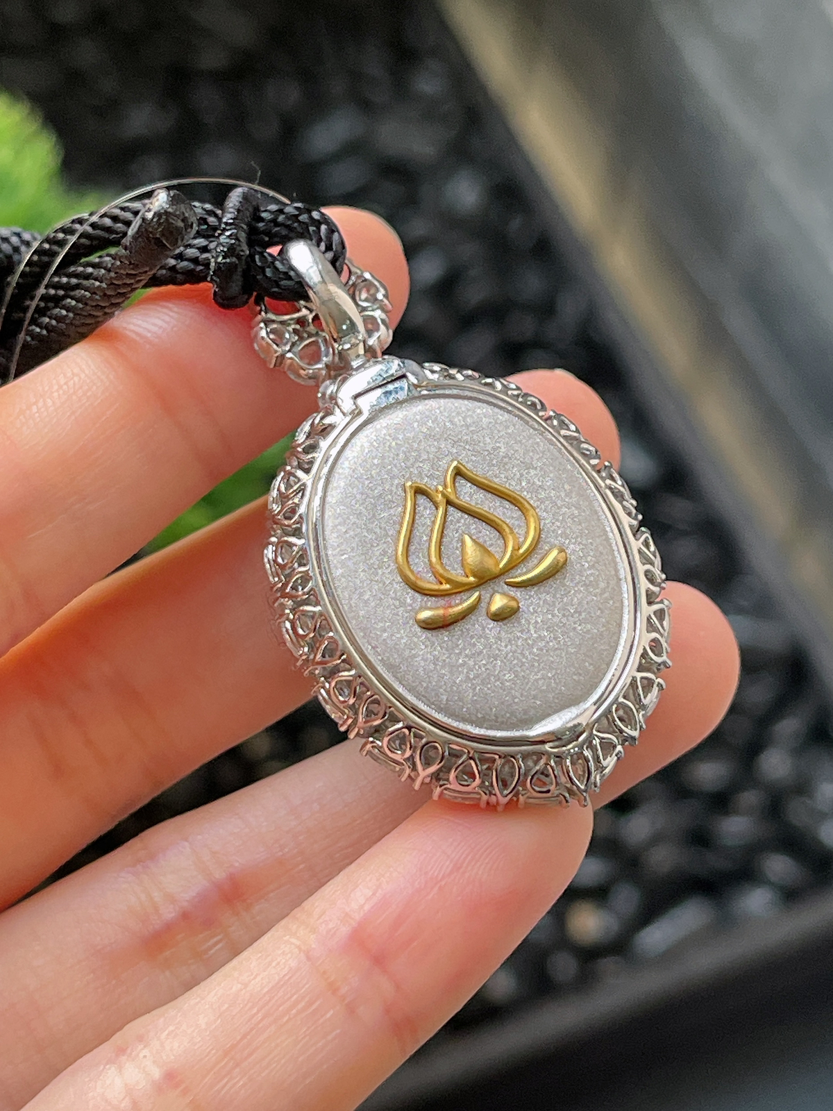 翡翠冰糯种大绿蛋面吊坠，印记：G18K,伴钻石