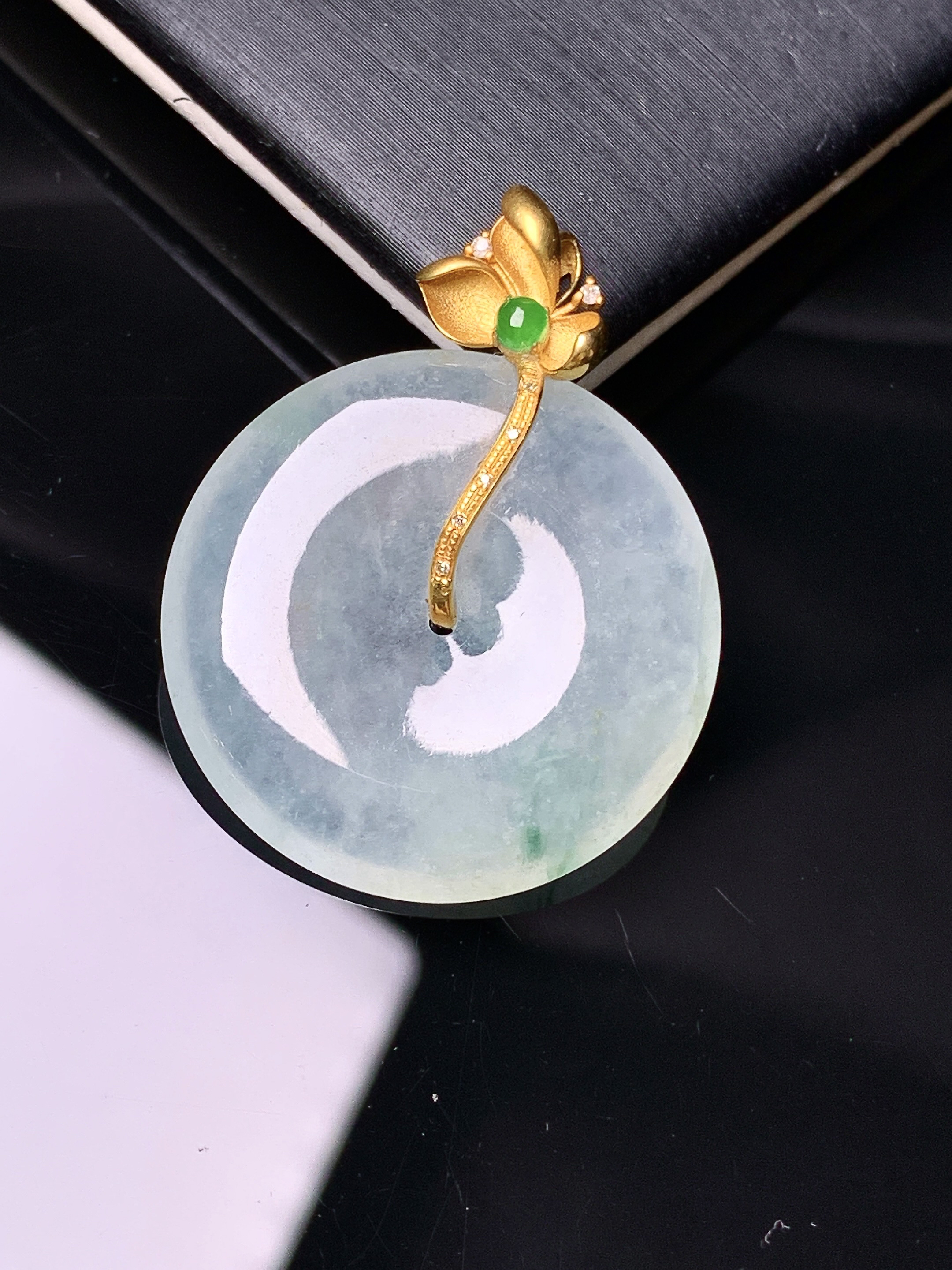 18k金钻镶嵌冰种平安扣吊坠 玉质细腻 色泽艳丽清新 水润亮眼 整体尺寸33.2*25.5*4yz