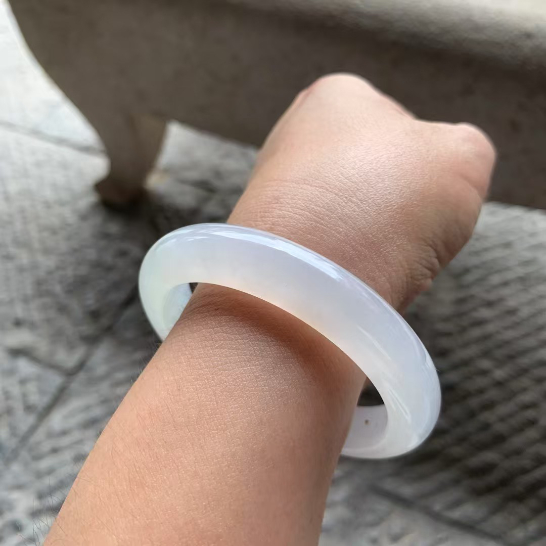 白冰正圈手镯尺寸56*12*9 种质细腻，冰凝透亮，胶胶润润，清爽明快！