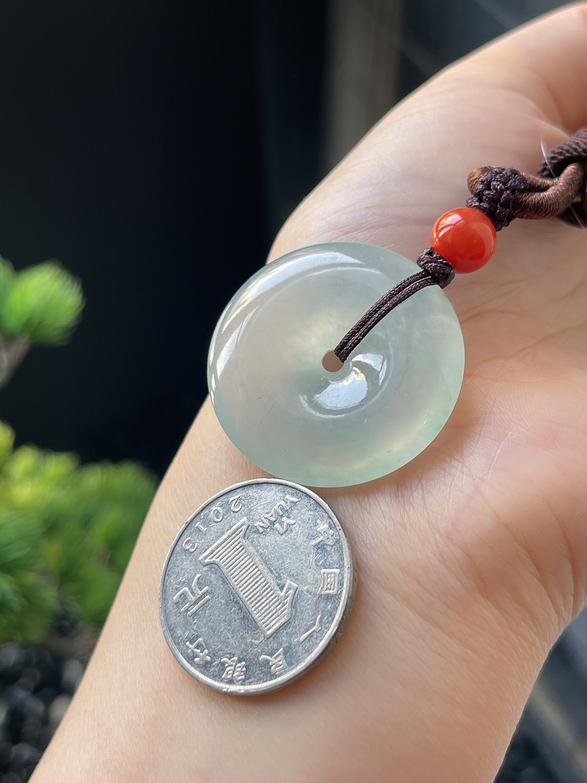 翡翠冰糯种淡绿色平安扣，配珠未测