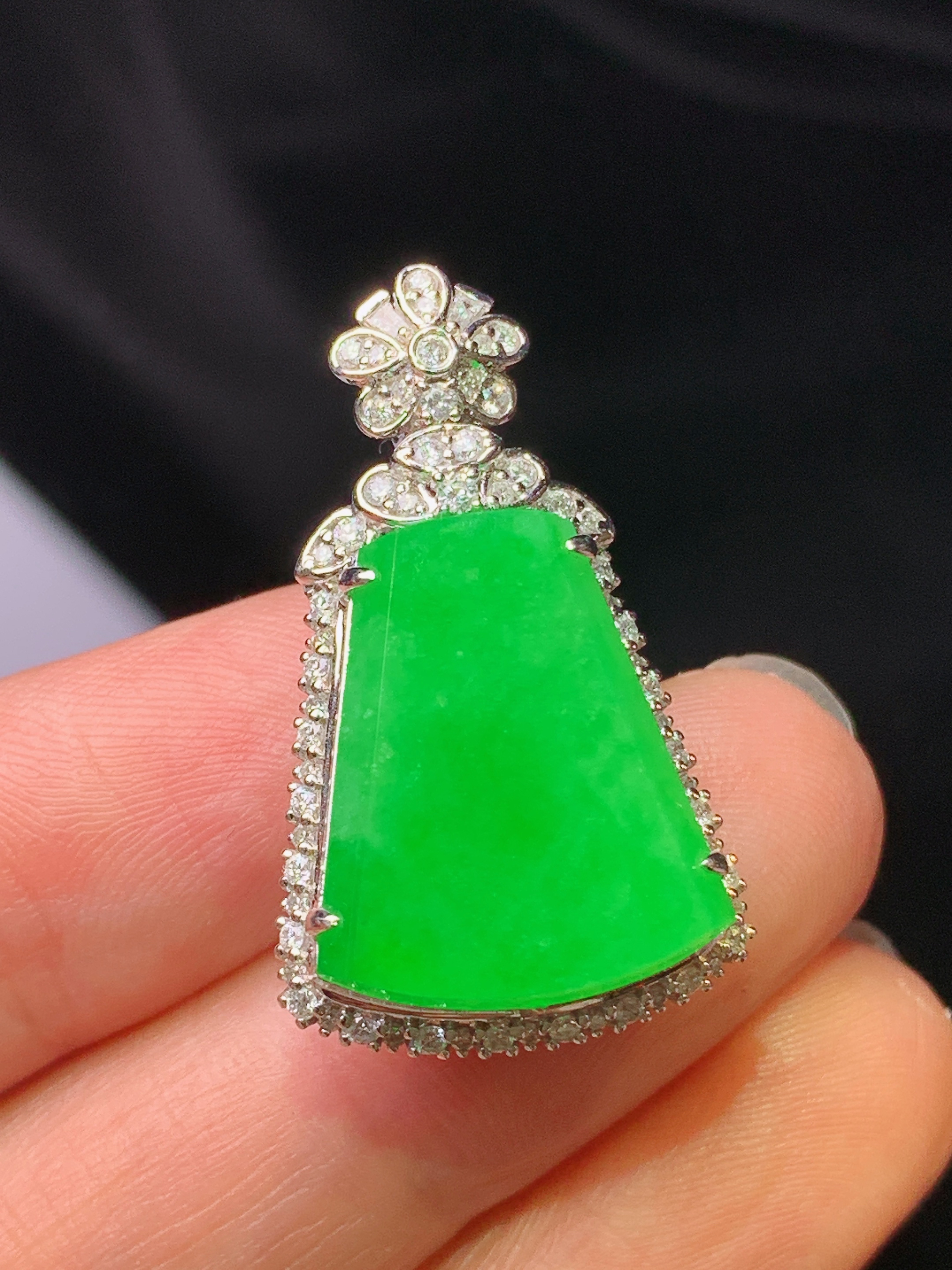 18k金钻镶嵌翠绿无事牌吊坠 玉质细腻 色泽艳丽清新 水润亮眼 整体尺寸29.5*17.5*10y1