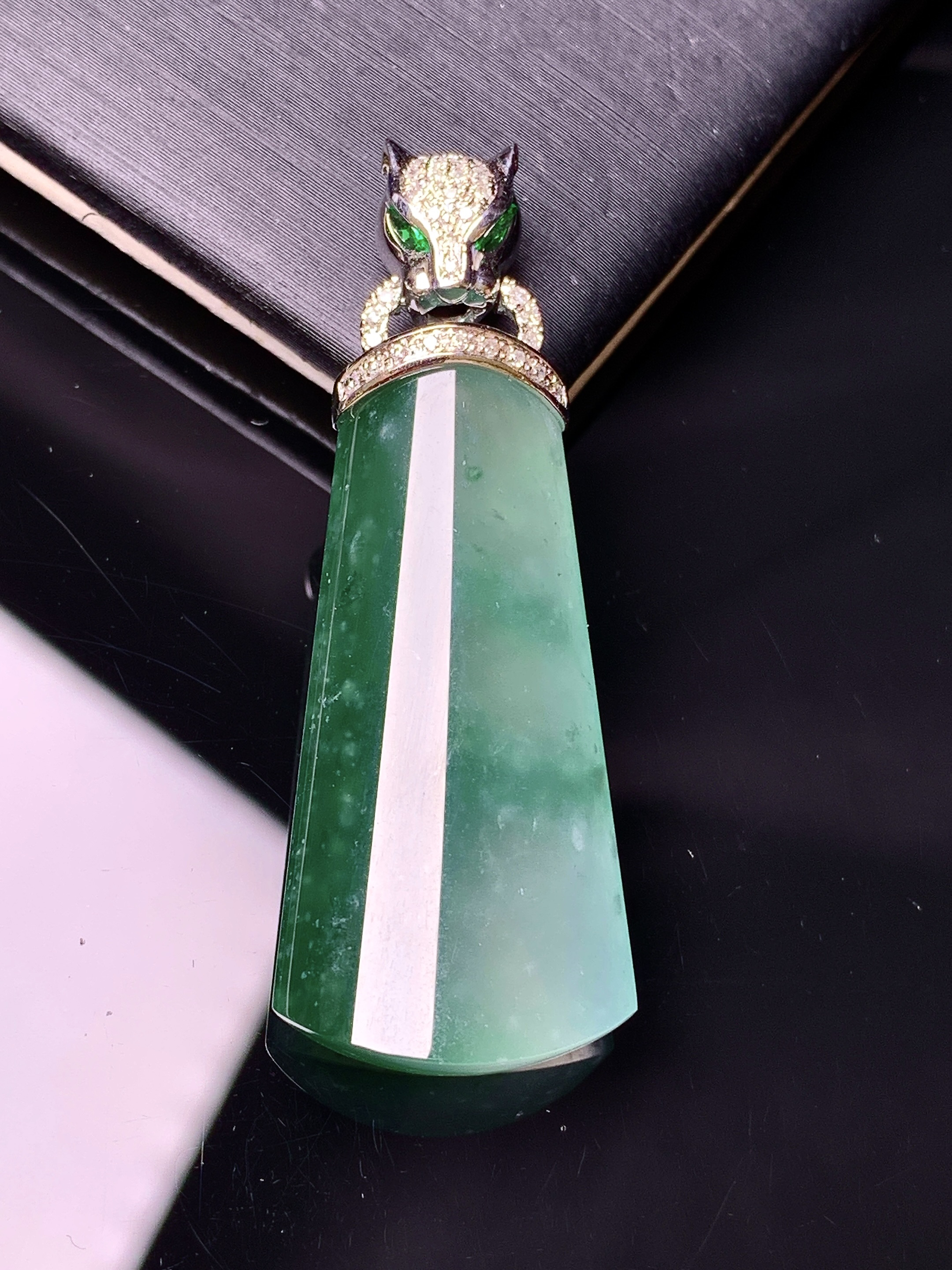 18k金钻镶嵌冰种飘绿玉柱吊坠 玉质细腻 色泽艳丽清新 水润亮眼 整体尺寸43.2*16.2*6b1