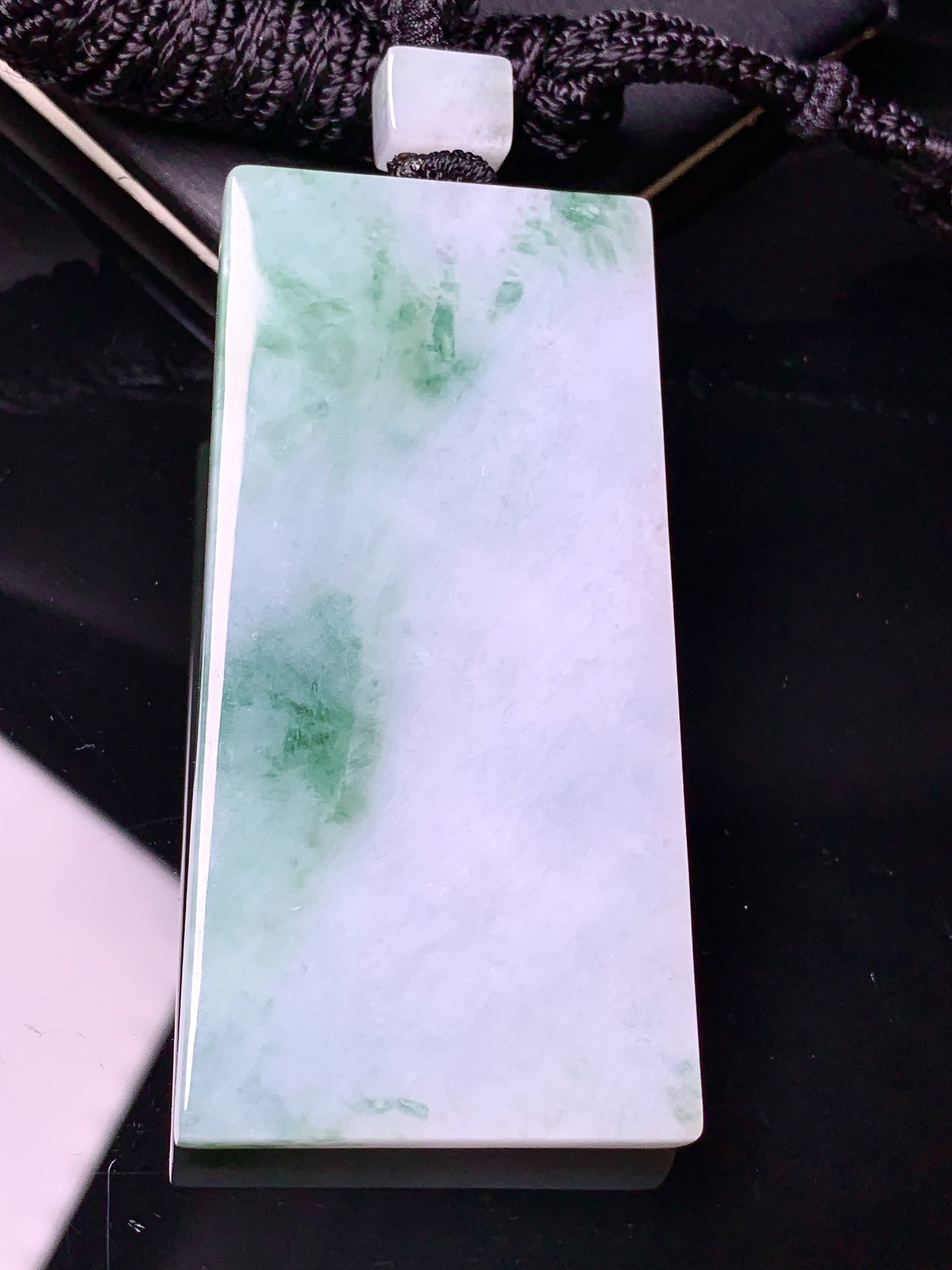 飘绿无事牌吊坠 玉质细腻 色泽艳丽清新 水润亮眼 整体尺寸61.5*30.2*5.5w1