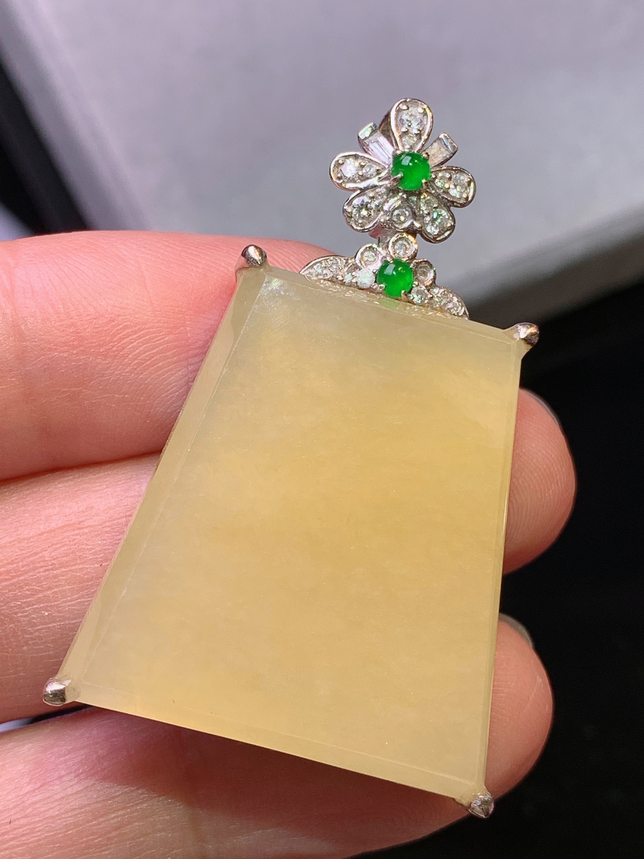 18k金钻镶嵌黄翡无事牌吊坠 玉质细腻 色泽艳丽清新 水润亮眼 整体尺寸40.3*25.6*8b1