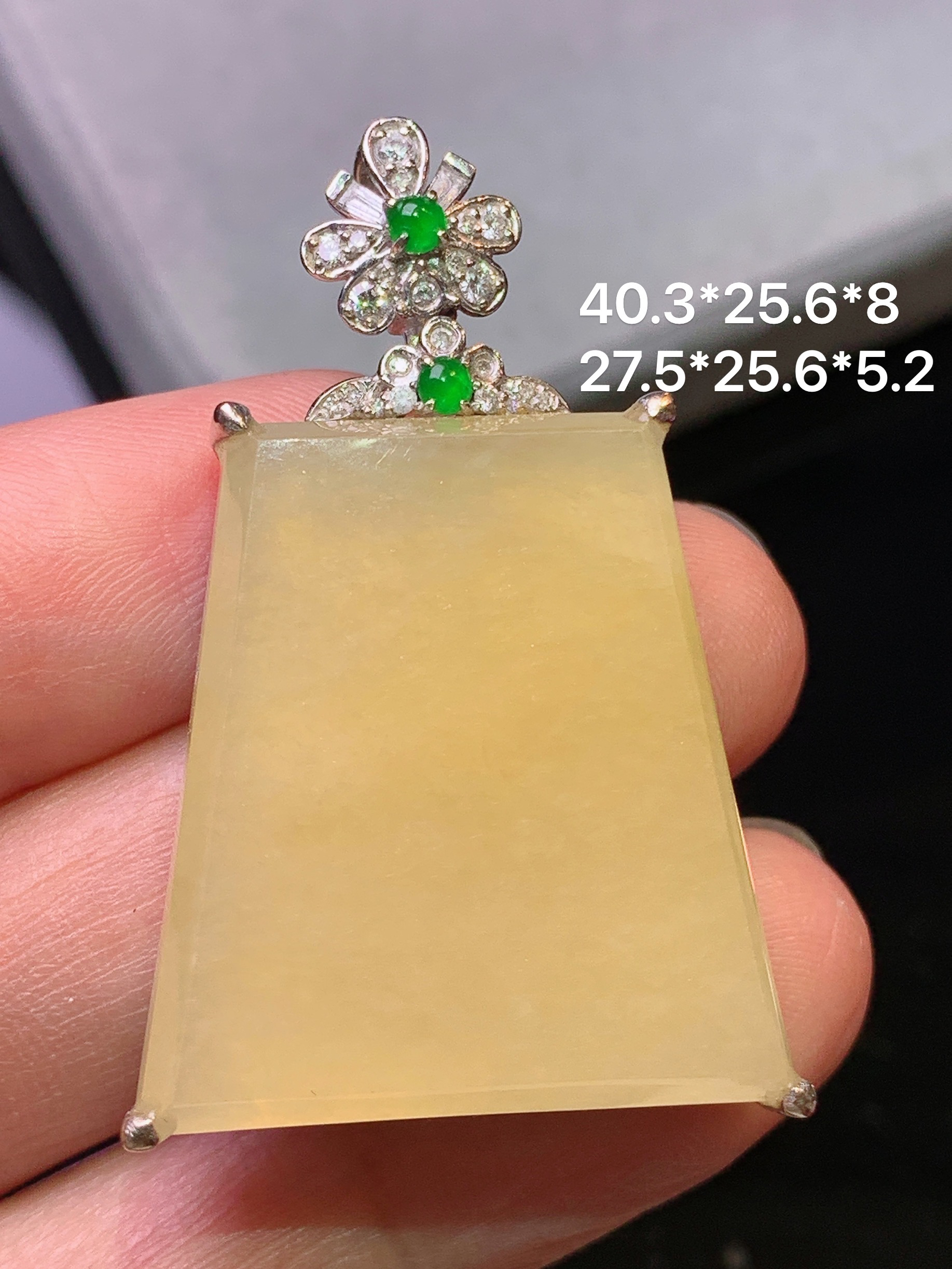 18k金钻镶嵌黄翡无事牌吊坠 玉质细腻 色泽艳丽清新 水润亮眼 整体尺寸40.3*25.6*8b1