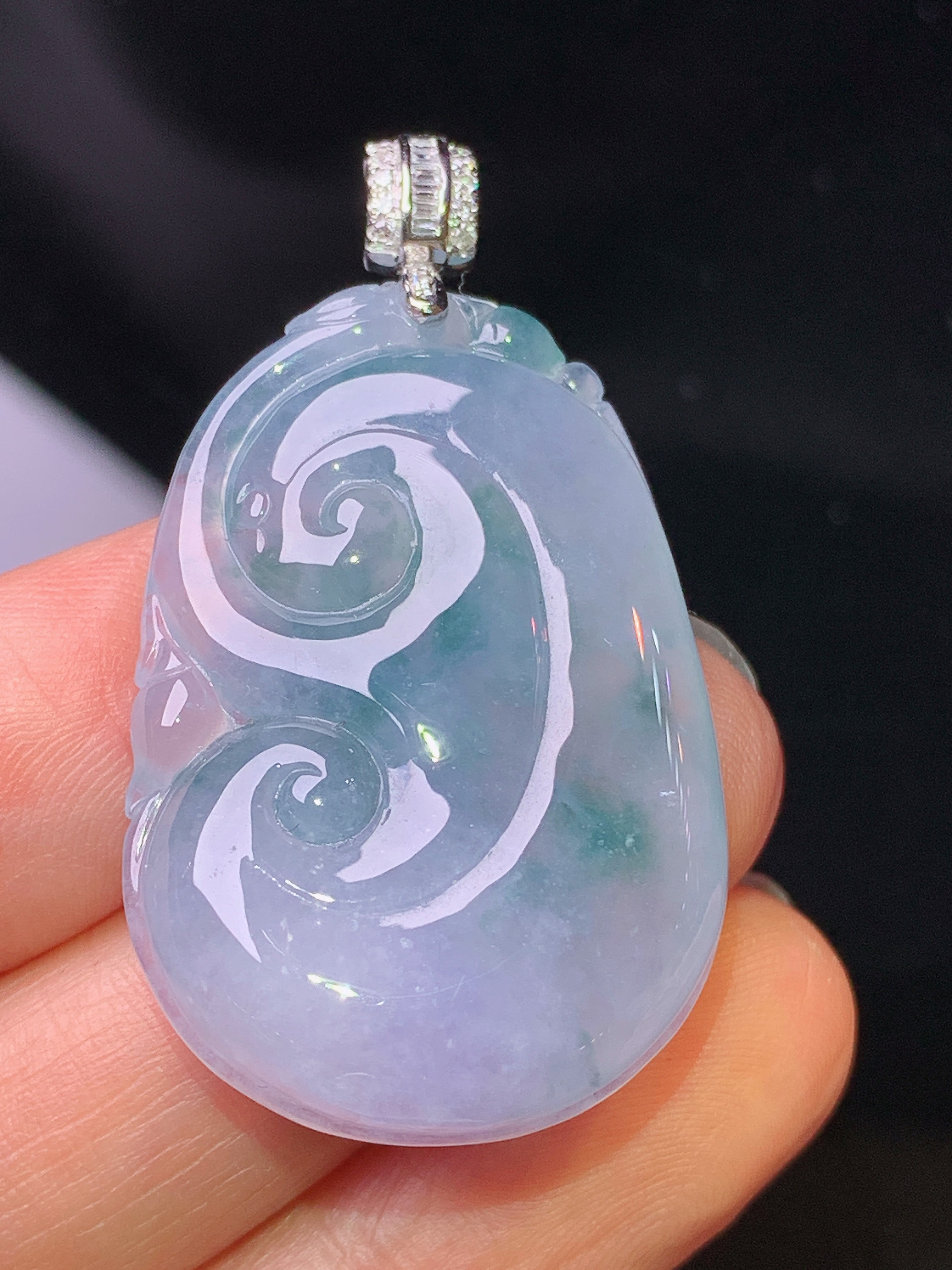 18k金钻镶嵌飘绿如意吊坠 玉质细腻 色泽艳丽清新 水润亮眼 整体尺寸41*23.3*6b1