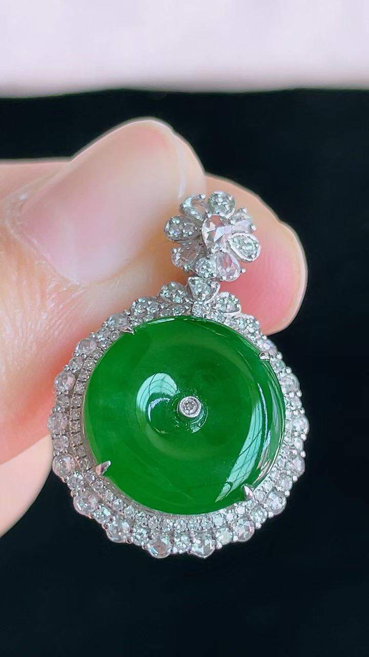 【翡翠名称】18K金豪华镶钻冰辣绿平安扣吊坠
【翡翠尺寸】含金26/17.8/10.2mm
【翡翠描述】宝贝种老水足，玉质细腻，色泽靓丽，性价比高，佩戴效果好！
【其它赠送】权威证书/精美挂绳盒子/支持全国复检