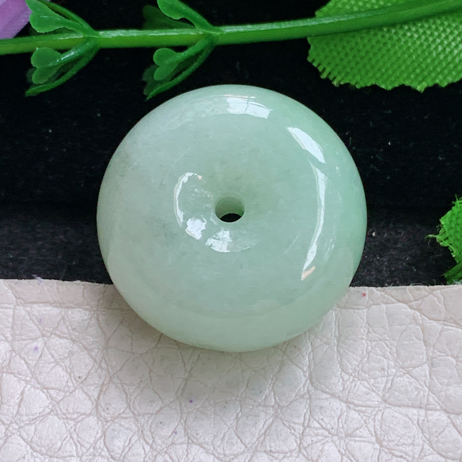 py实拍24*12.5缅甸天然翡翠a货精雕飘绿路路通 面包扣玉吊坠