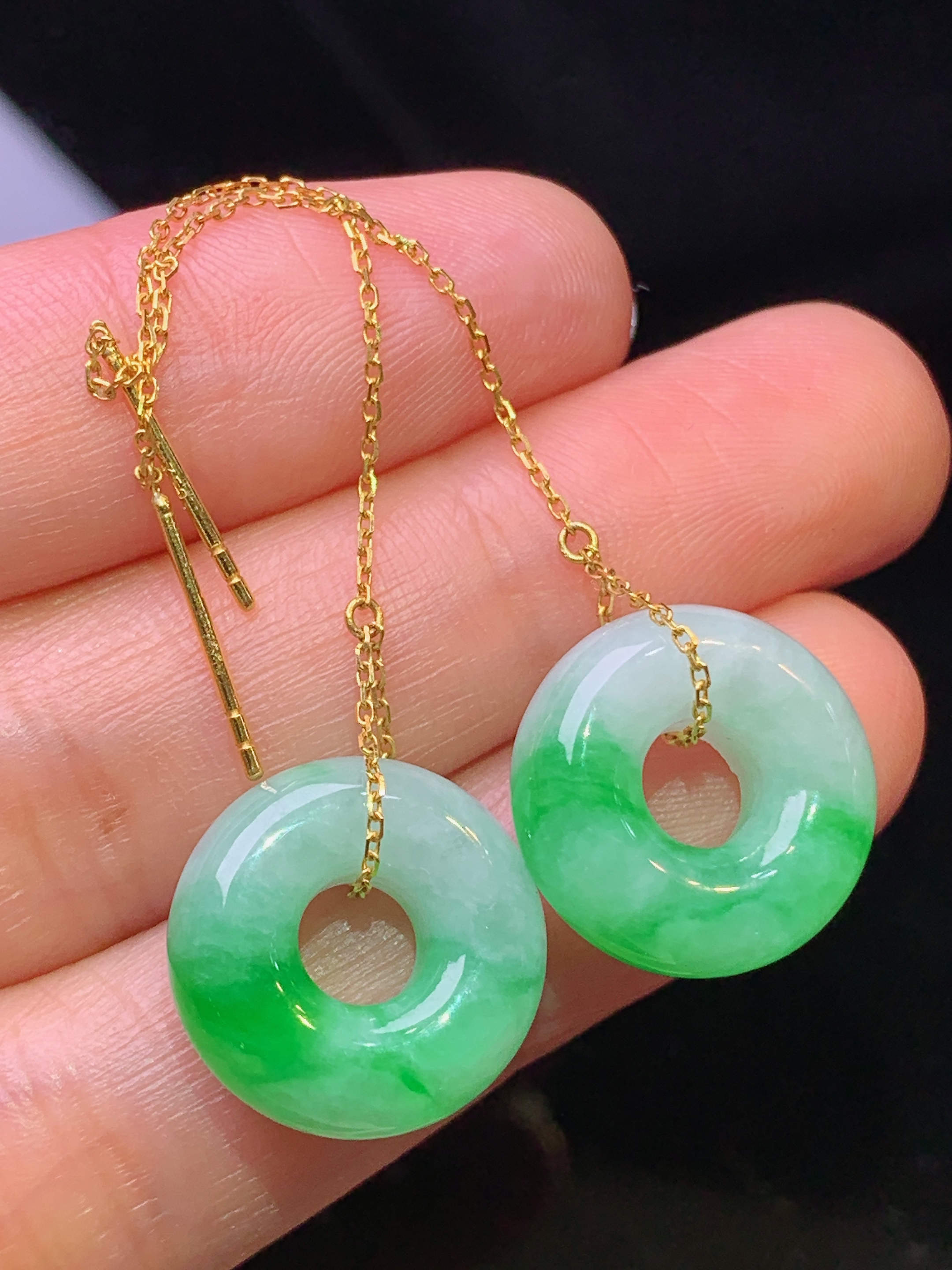 18k金镶嵌飘绿平安环耳坠 玉质细腻 色泽艳丽清新 水润亮眼 整体尺寸15.5*6.5j2