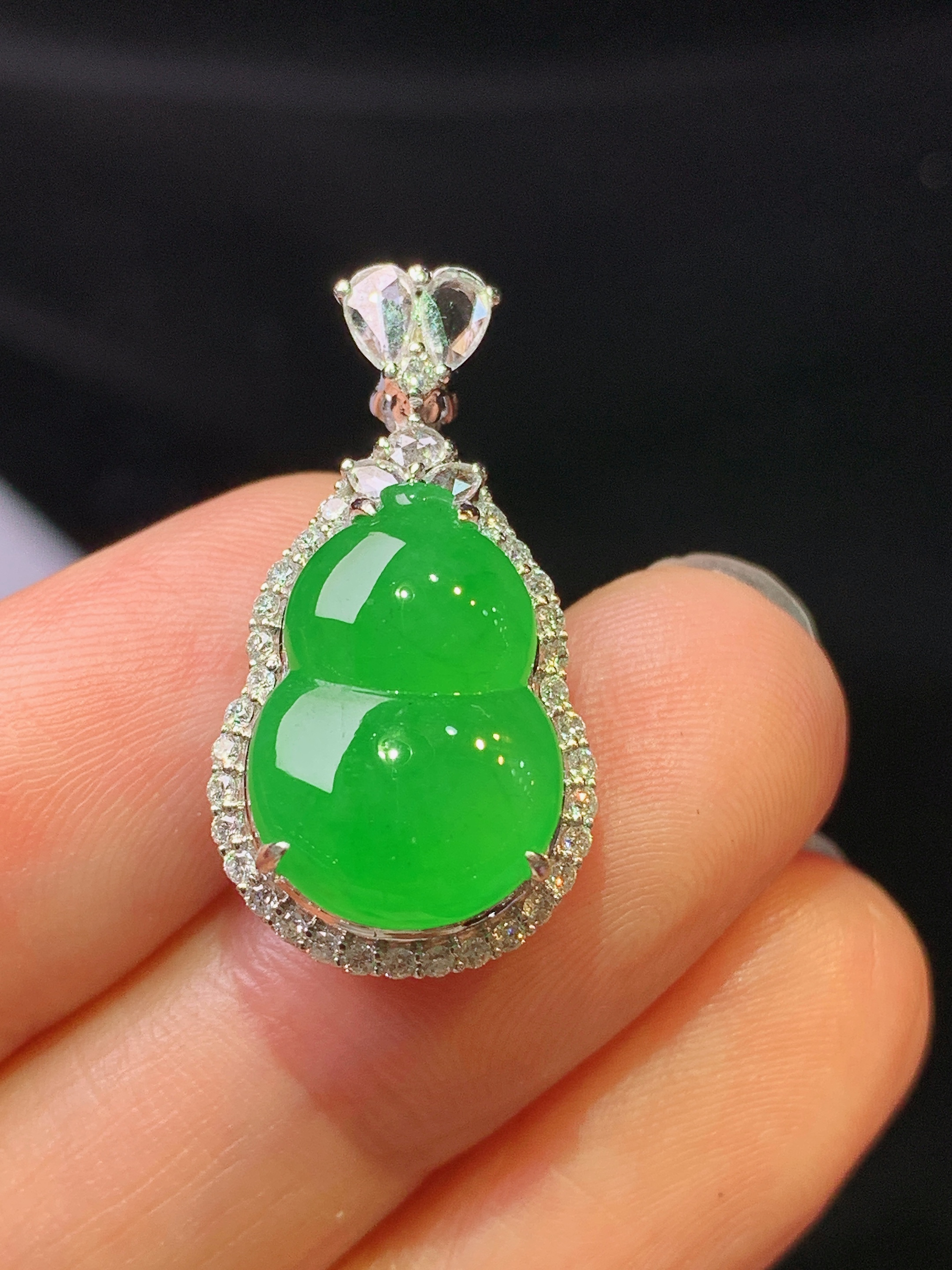 18k金钻镶嵌满绿葫芦吊坠 玉质细腻 色泽艳丽清新 水润亮眼 整体尺寸25.3*13.2*10.3x
