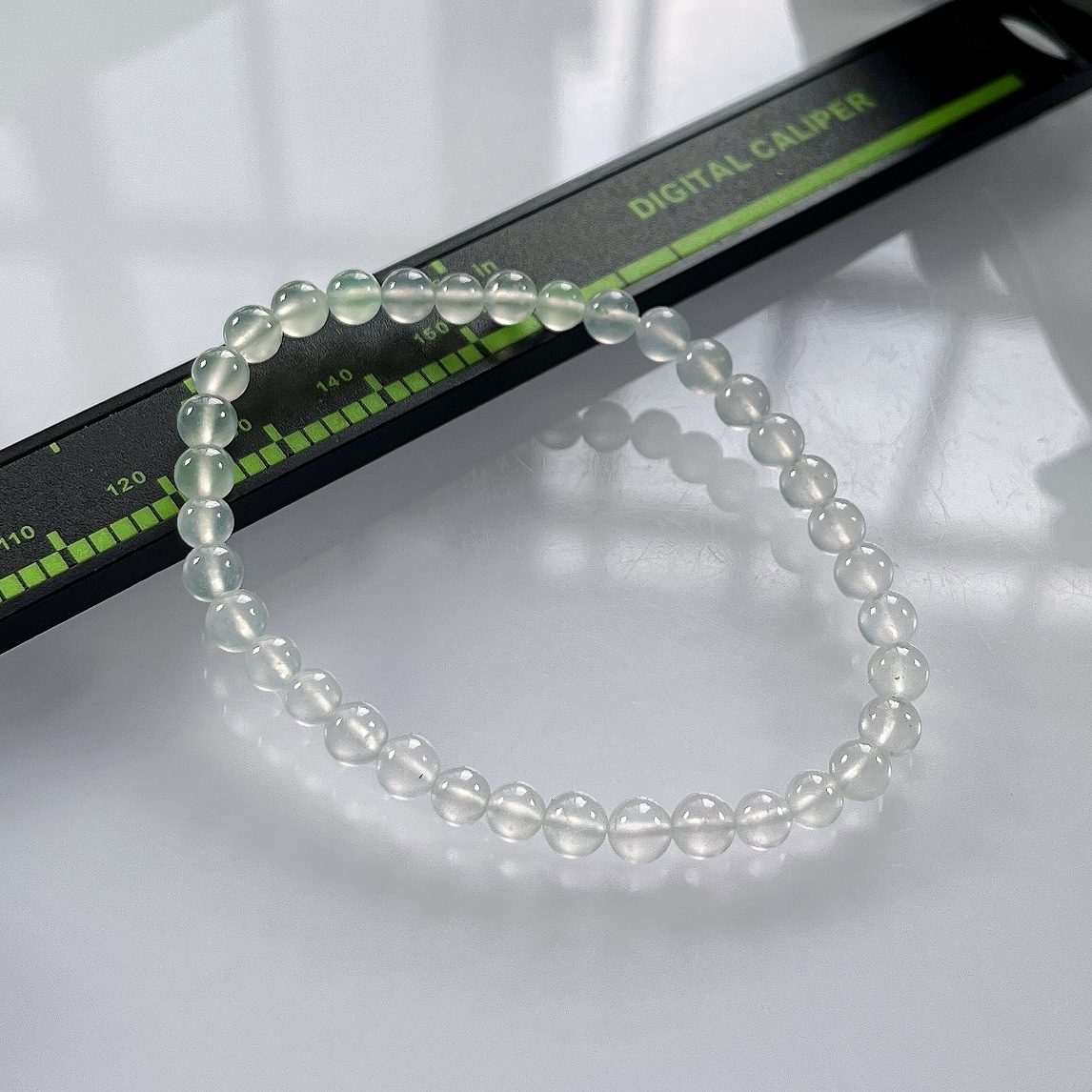 缅甸天然翡翠A货，卡4.8玻璃种起光起胶圆珠手串手链，尺寸：4.8mm/36颗，重量：6.90g
