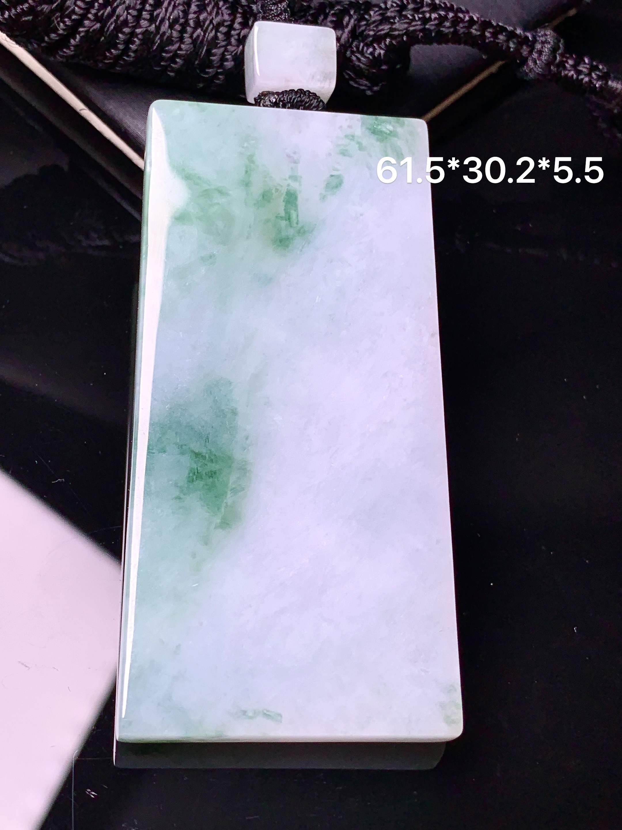 飘绿无事牌吊坠 玉质细腻 色泽艳丽清新 水润亮眼 整体尺寸61.5*30.2*5.5w1