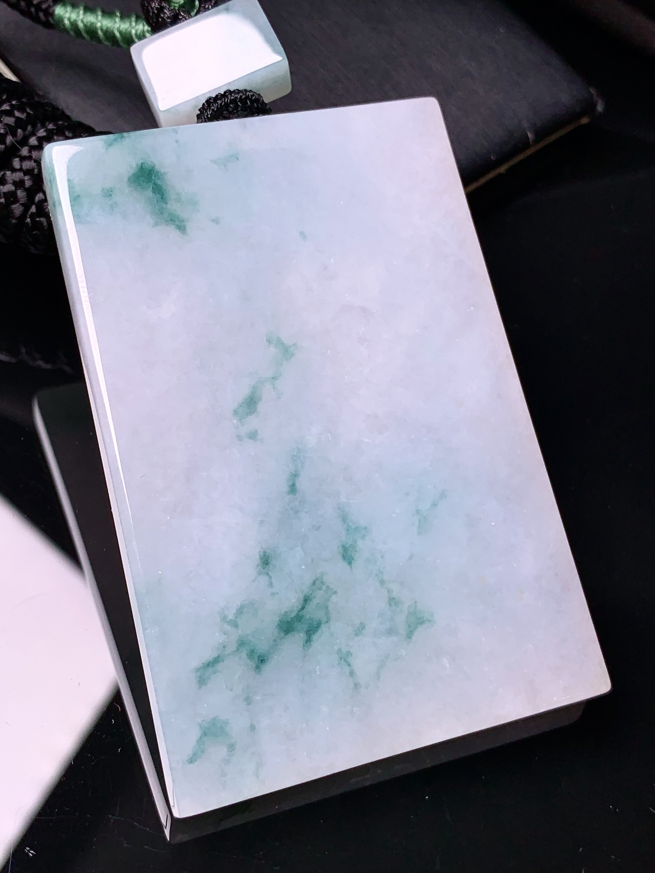 飘绿无事牌吊坠 玉质细腻 色泽艳丽清新 水润亮眼 整体尺寸63*43.8*6w1