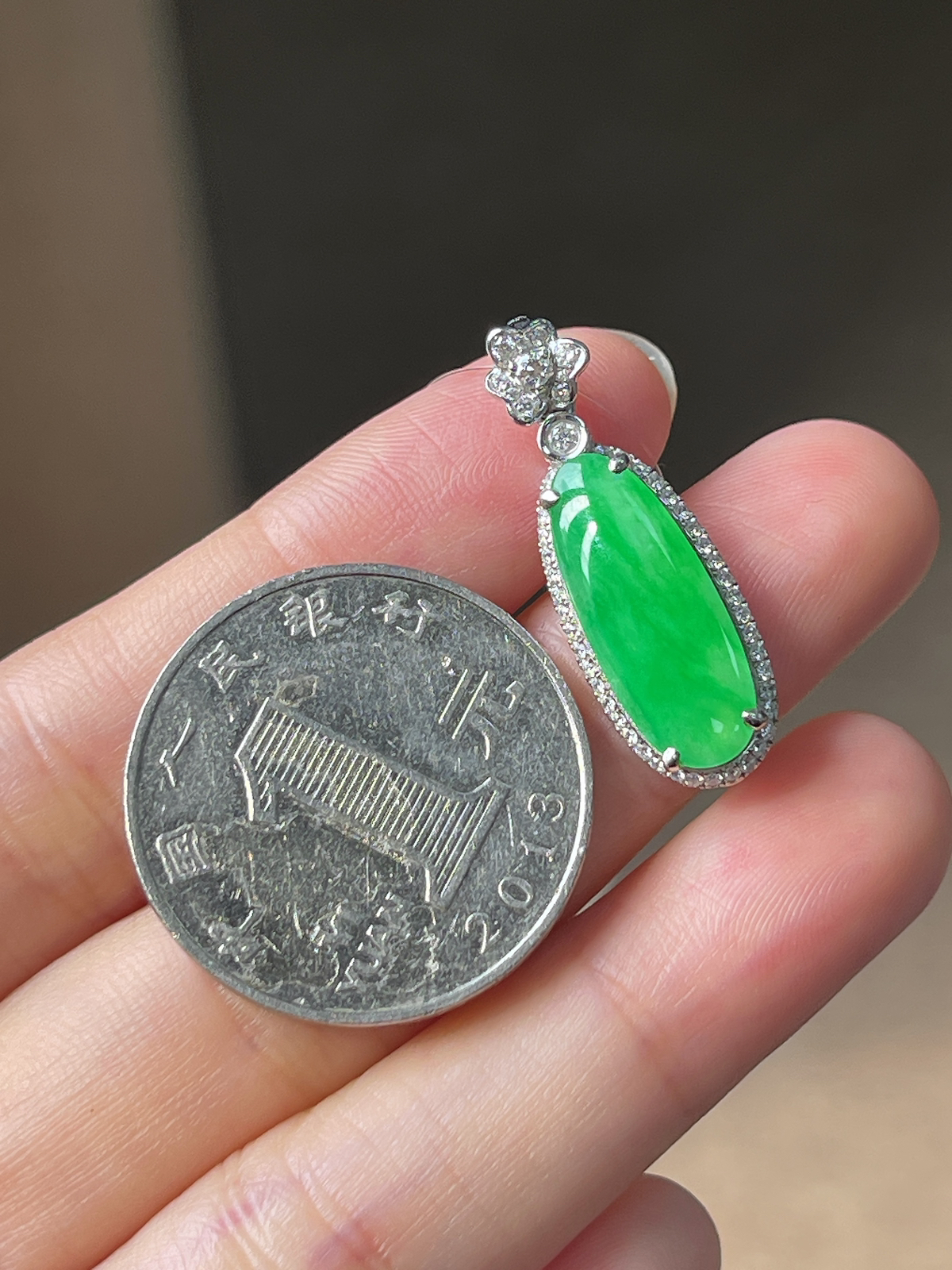 翡翠冰糯种绿色福瓜挂件，印记：Au750,伴钻石