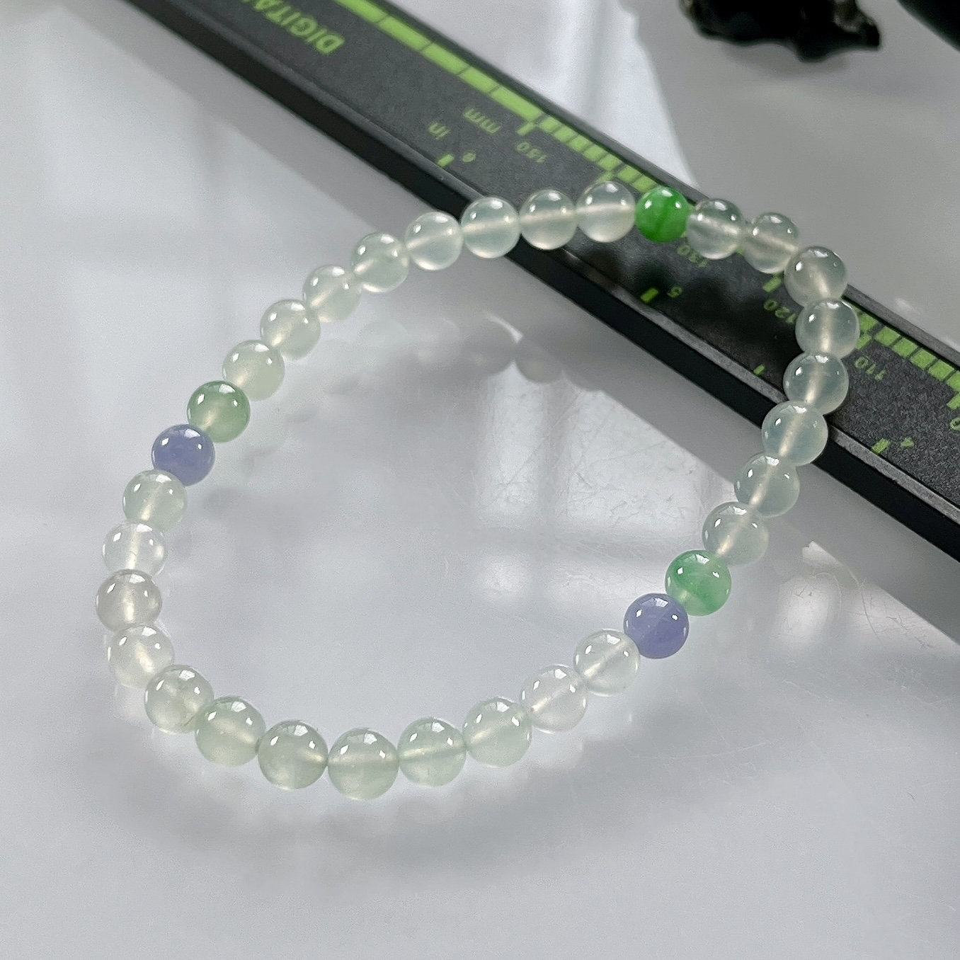 缅甸天然翡翠A货，卡5.3高冰种起光起胶马卡龙圆珠手串手链，尺寸：5.3mm/33颗，重量：8.73g