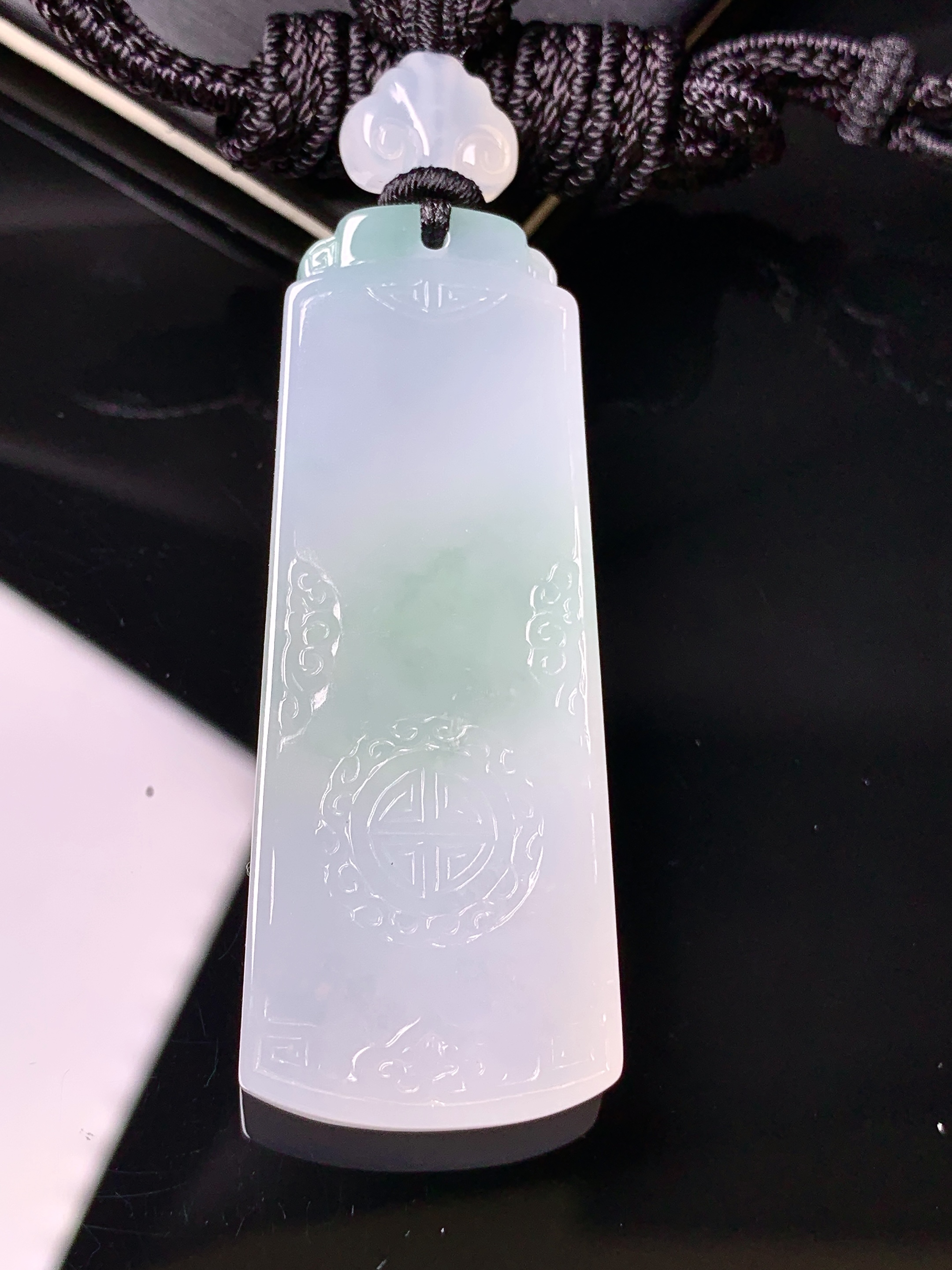 飘绿雕花无事牌吊坠 玉质细腻 色泽艳丽清新 水润亮眼 整体尺寸55.5*21.6*6L1