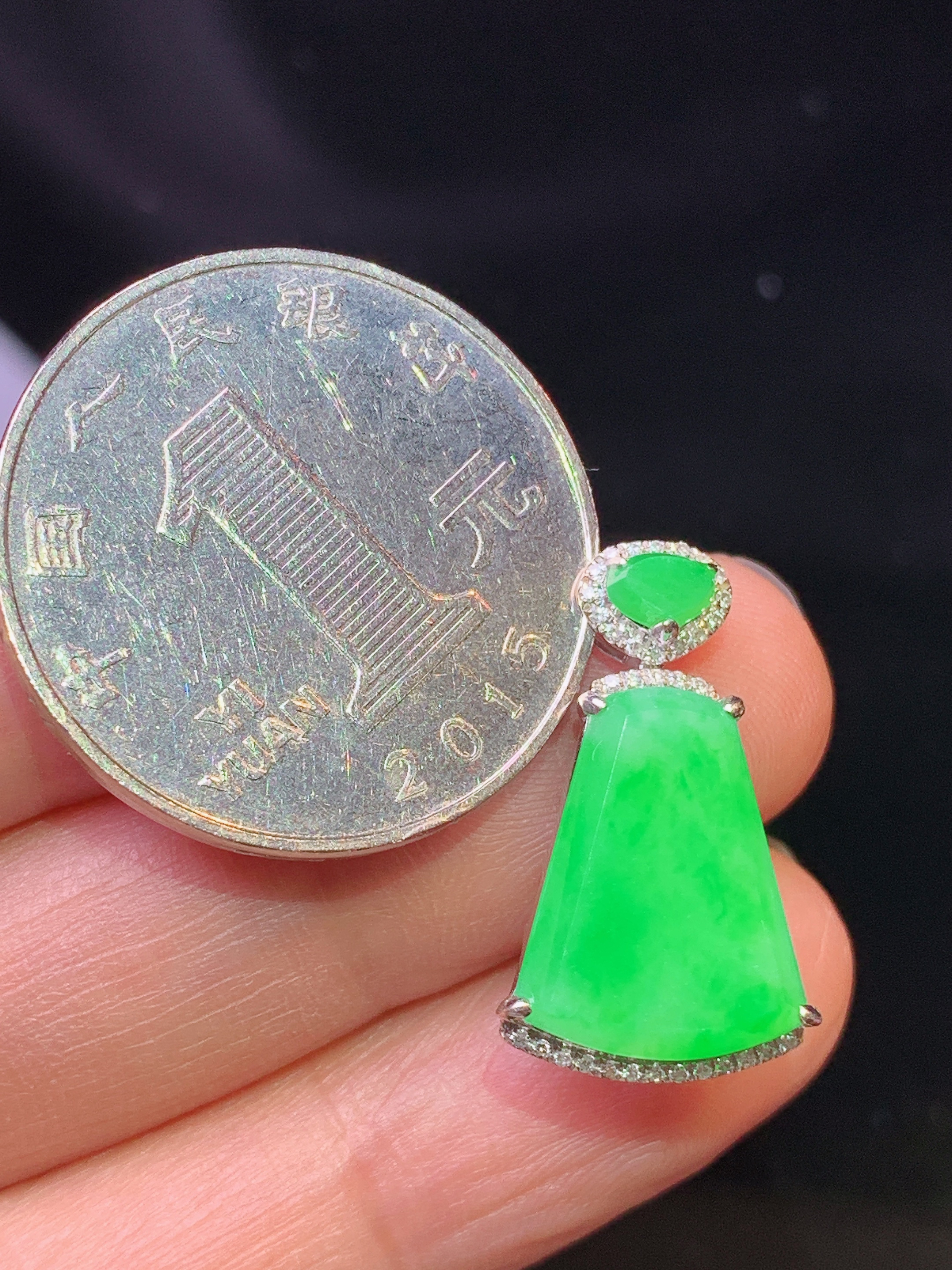 18k金钻镶嵌翠绿无事牌吊坠 玉质细腻 色泽艳丽清新 水润亮眼 整体尺寸21.8*12.8*5.2b1