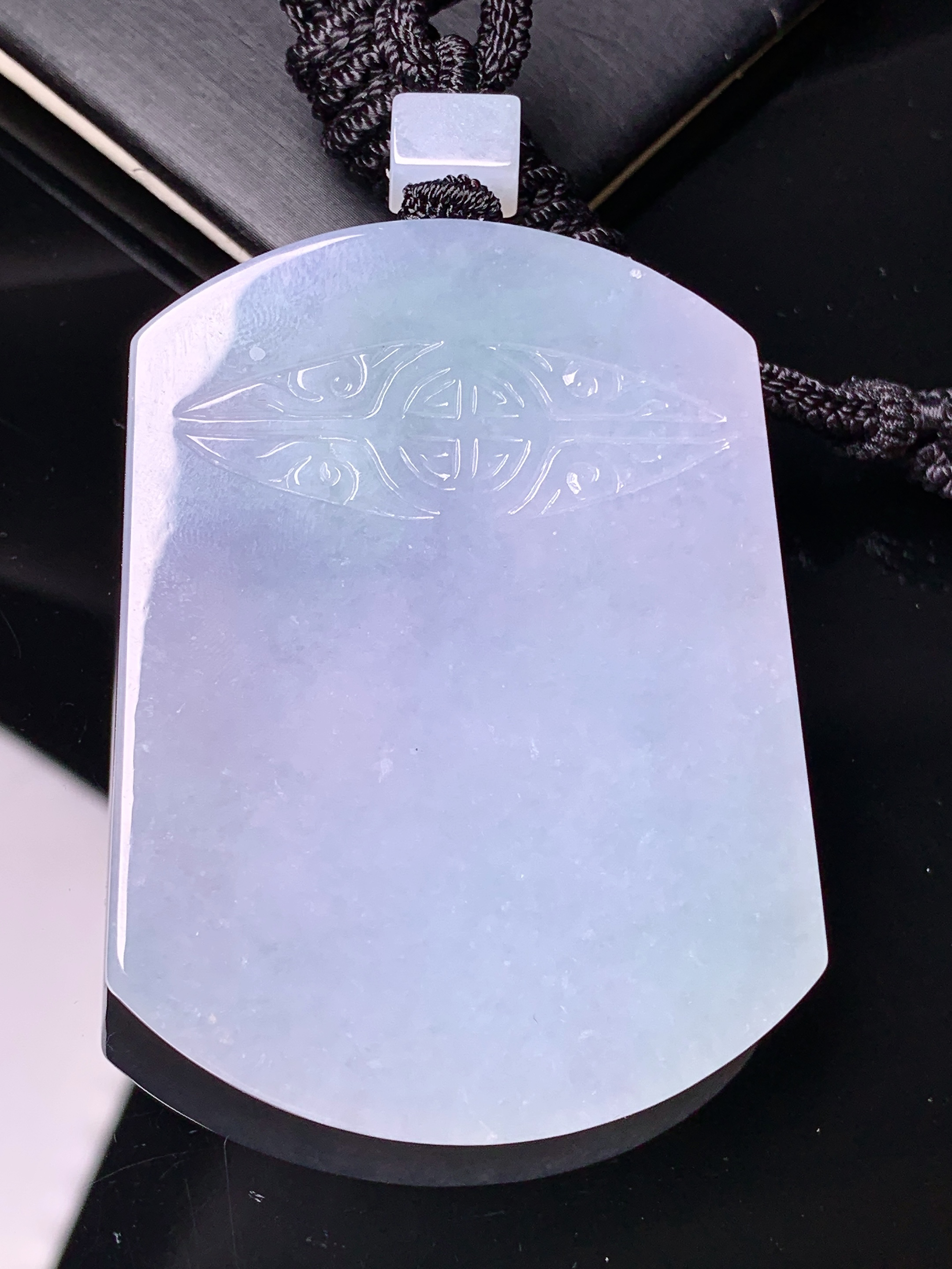 淡紫罗兰飘绿无事牌吊坠 玉质细腻 色泽艳丽清新 水润亮眼 整体尺寸57*43*5.6L1