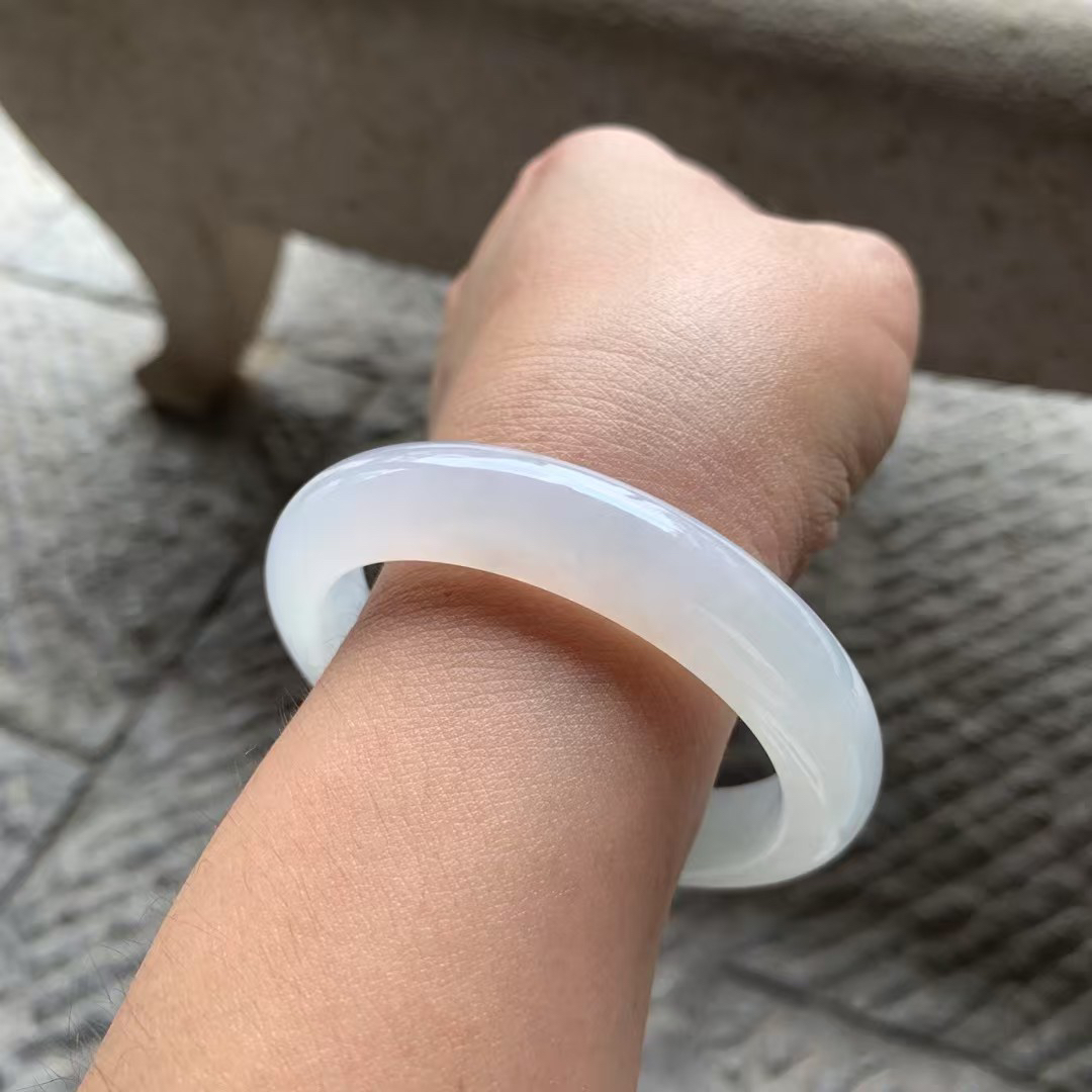 白冰正圈手镯尺寸56*12*9 种质细腻，冰凝透亮，胶胶润润，清爽明快！