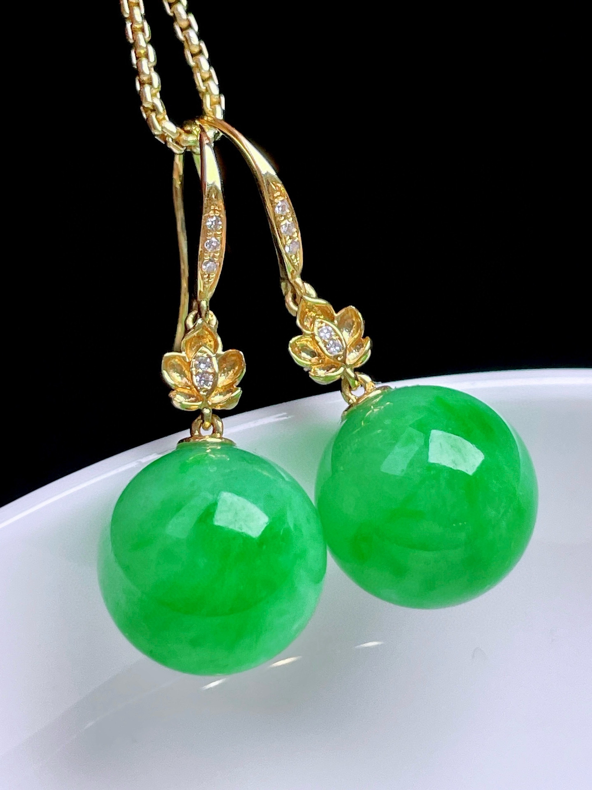 冰阳绿圆珠耳坠 
色泽鲜艳，油润起胶，18k金镶嵌
整体：26.3
裸石：11.1