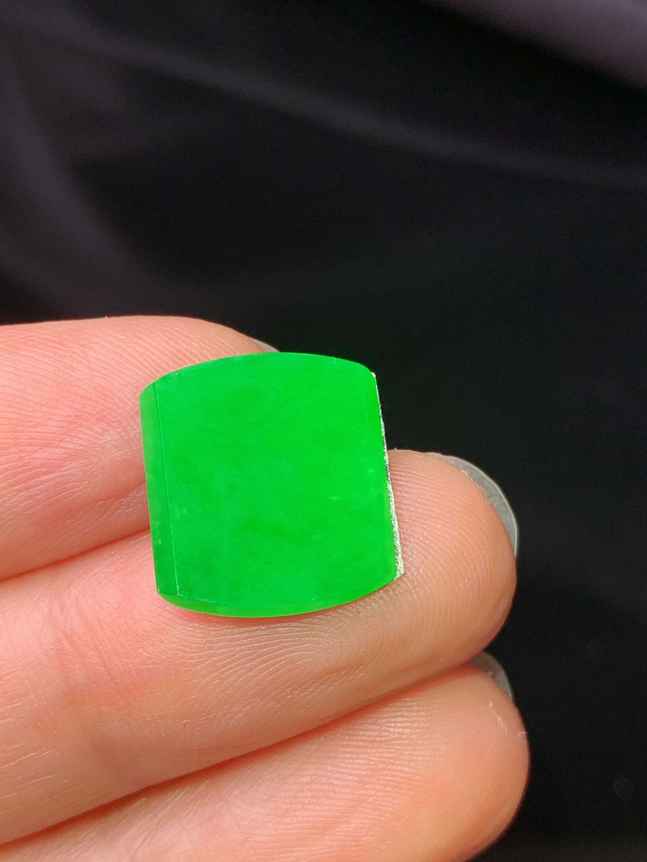 镶嵌款 翠绿无事牌吊坠 玉质细腻 色泽艳丽清新 水润亮眼 整体尺寸14*12.6*2x4