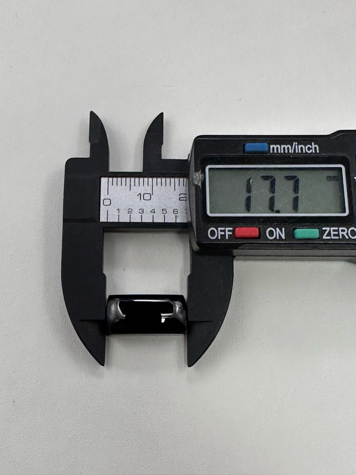 #限时特惠#墨翠马鞍戒面】，黑度极黑  灯照全透  呈帝王绿  种老起光  底极细腻  完美无裂  品相极好 镶嵌后效果倍增