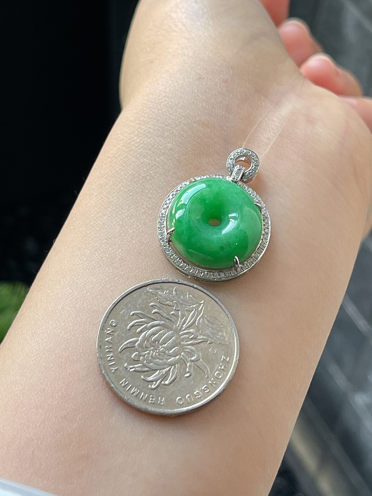 翡翠糯化种绿色平安扣挂件，印记：G18K,伴钻石