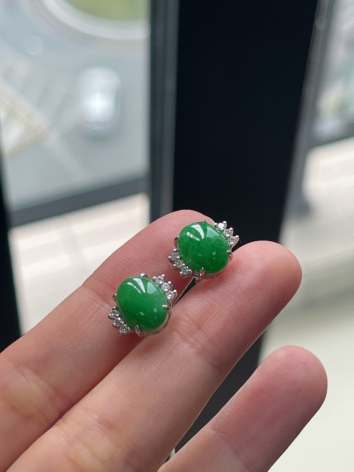 翡翠糯化种满绿耳钉，印记：G18K,伴钻石